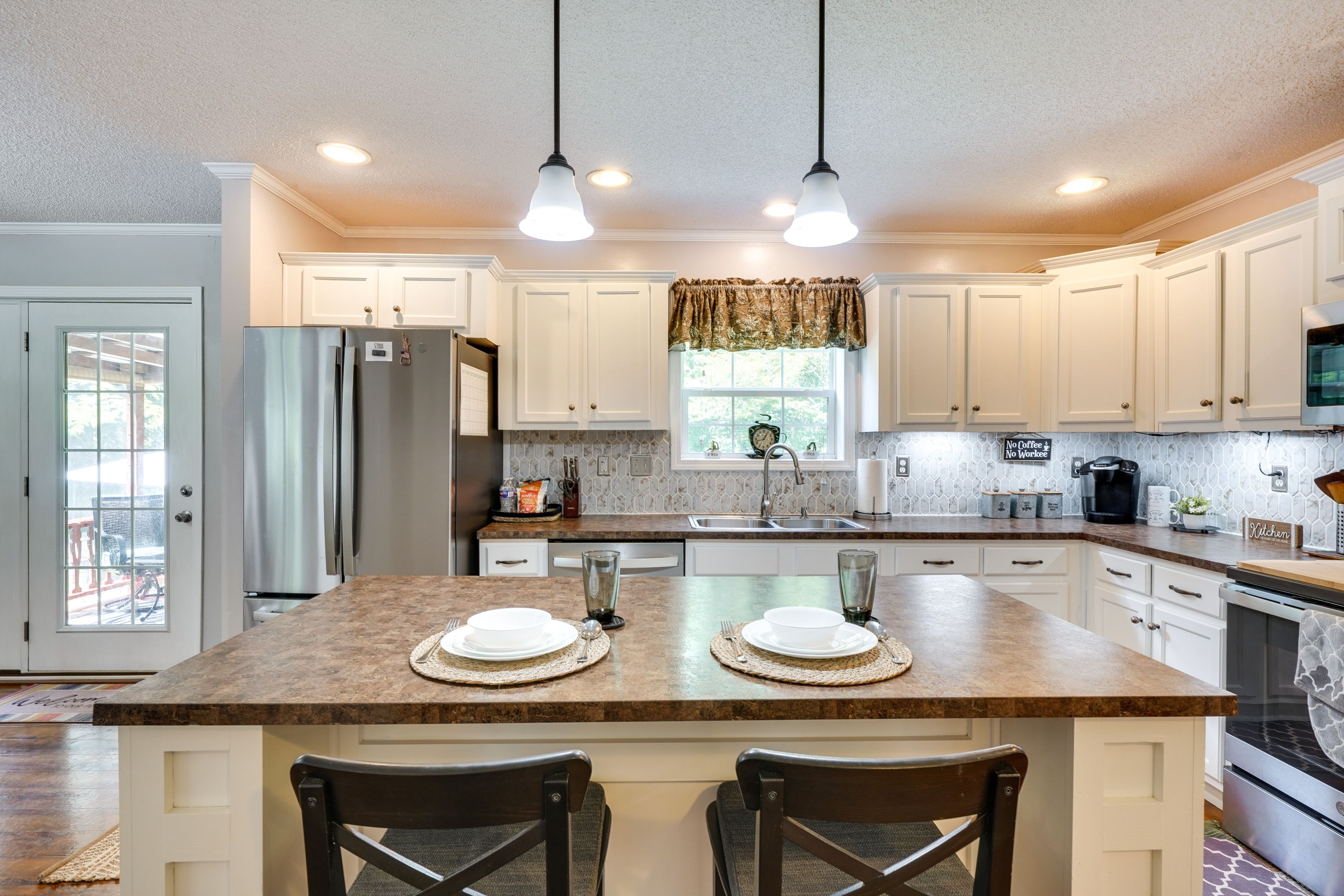 Kitchen | Cooking Basics | Coffee Maker | Paper Towels/Trash Bags Provided