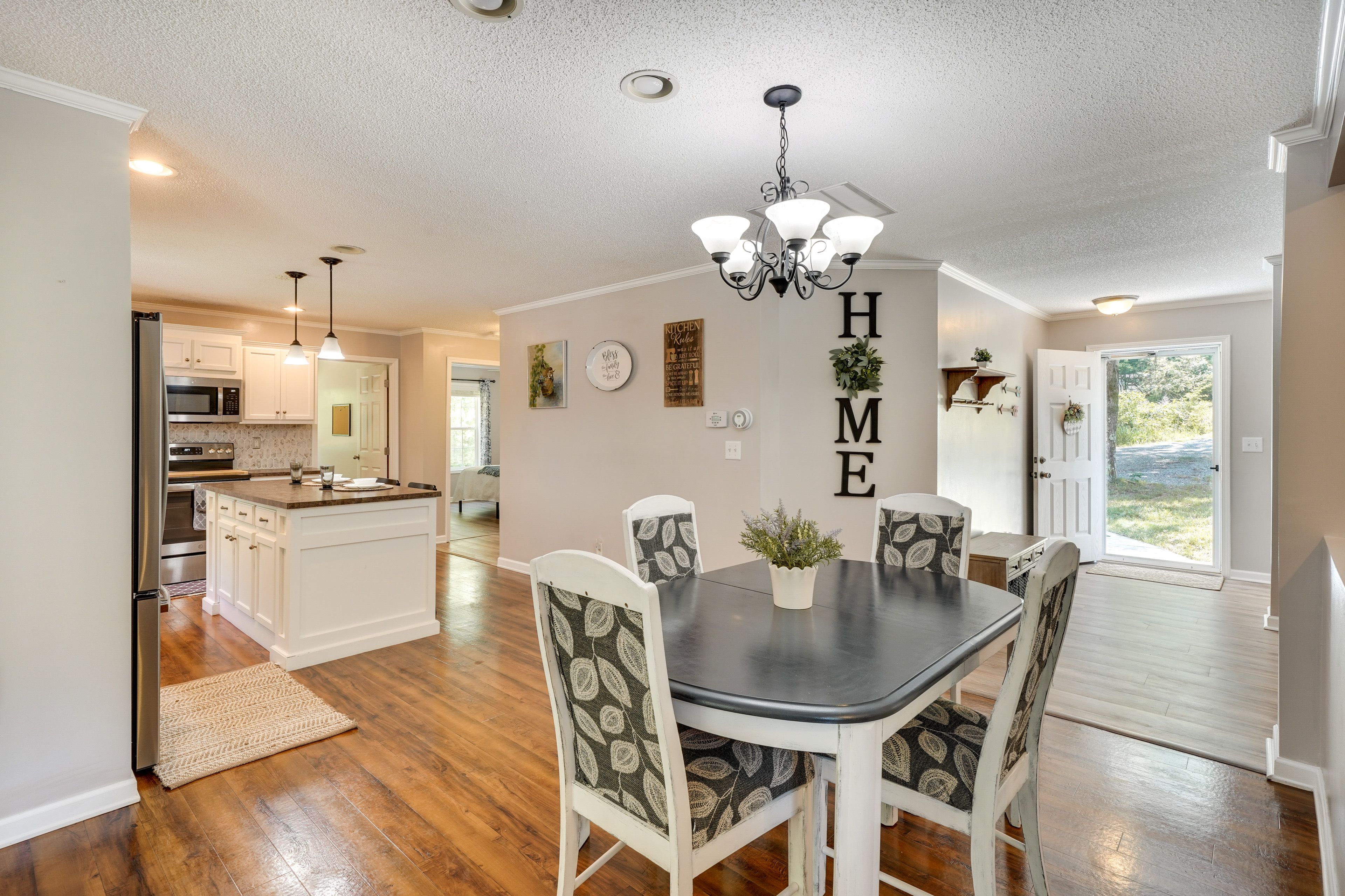 Dining Area | Dishware/Flatware Provided