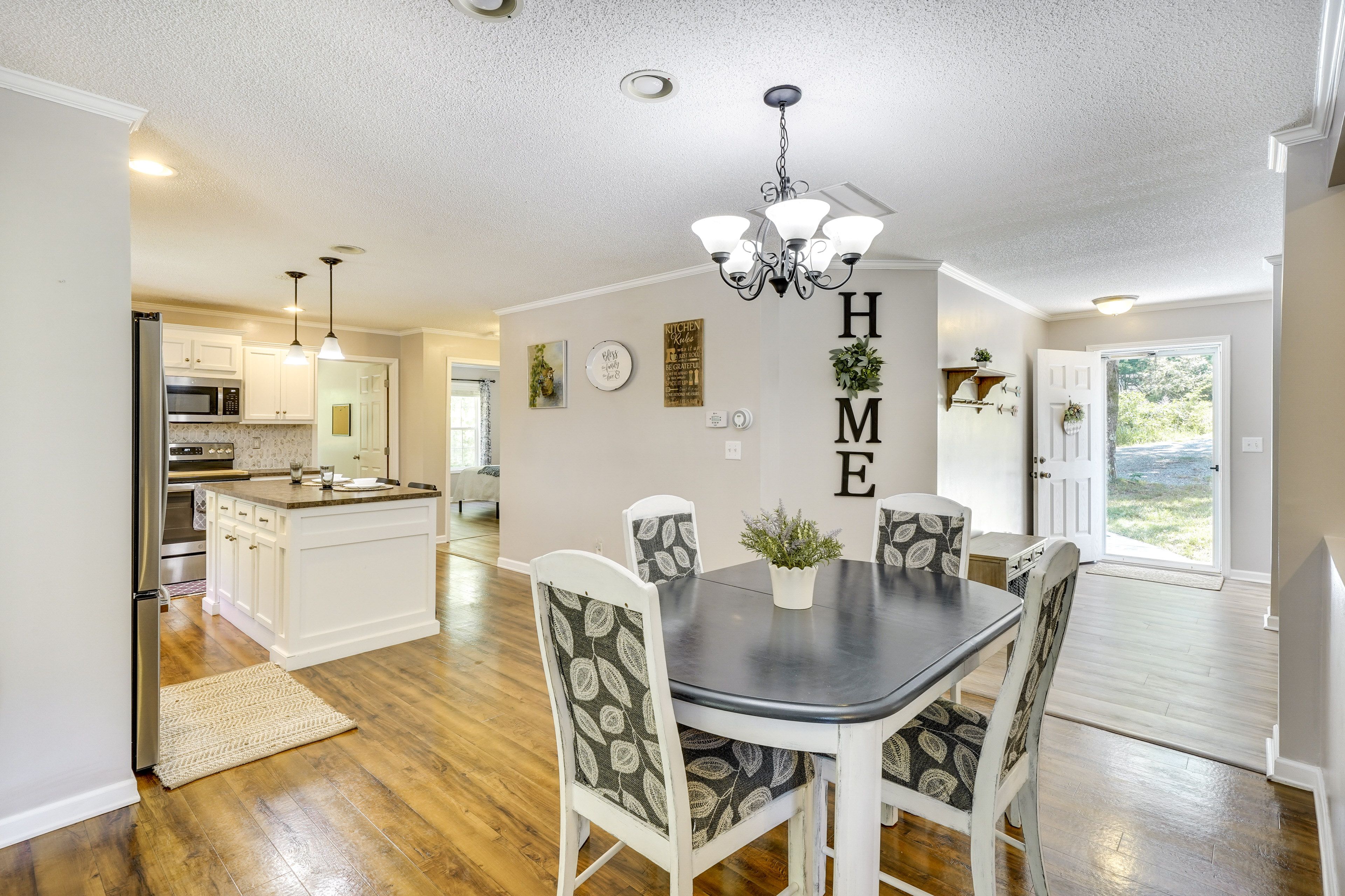 Dining Area | Dishware/Flatware Provided