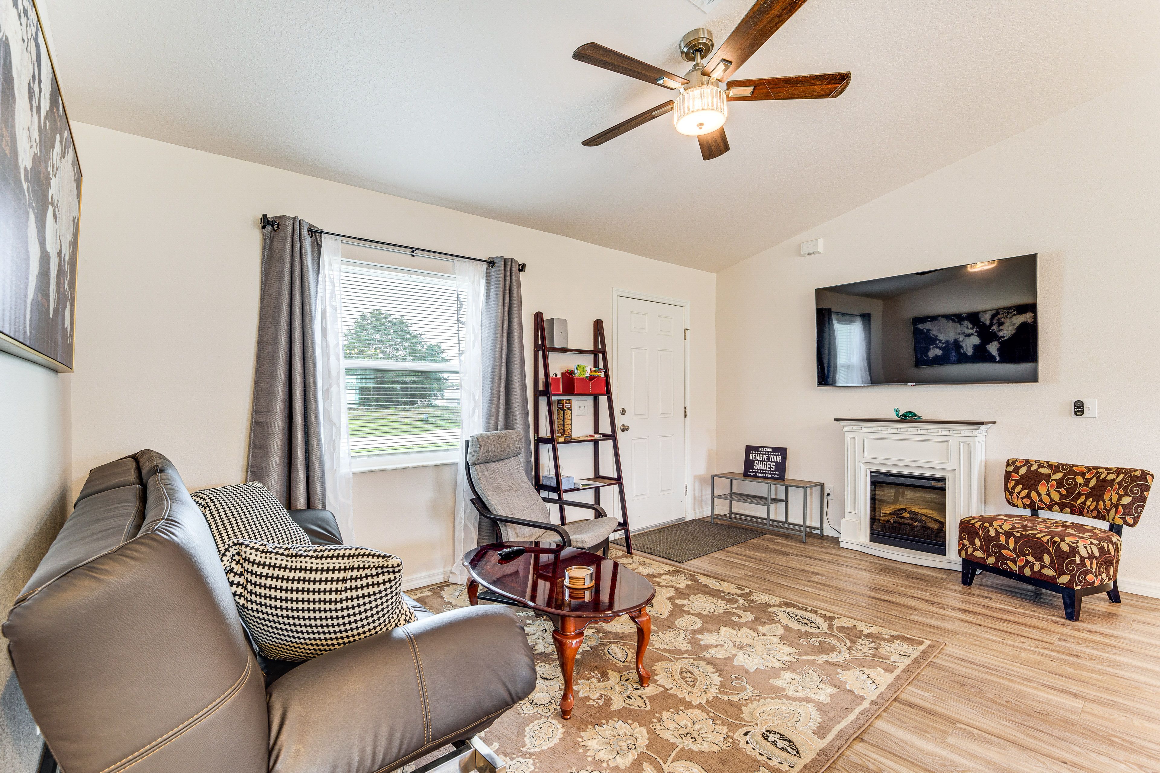 Living Room | Smart TV | Board Games