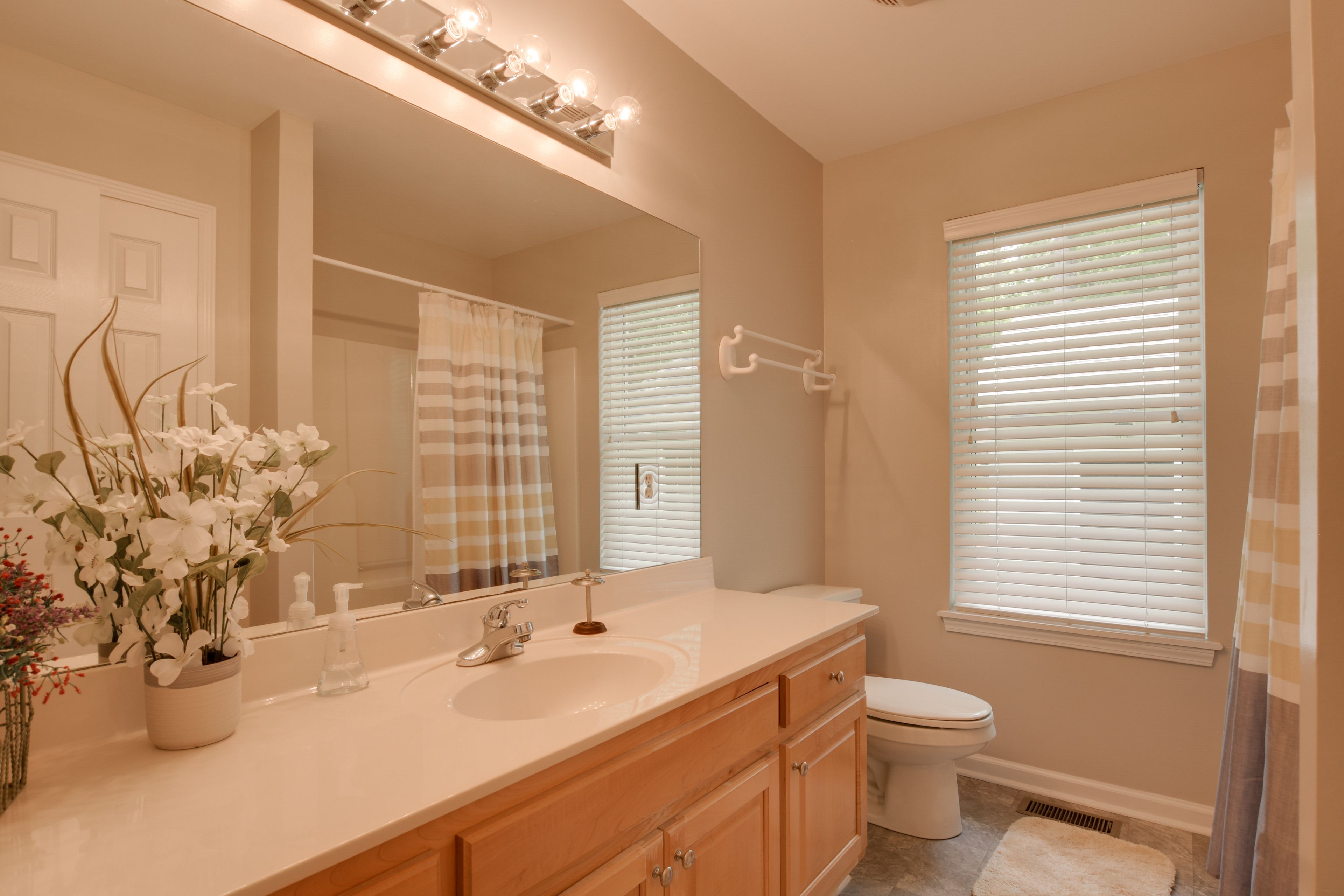 Full Bathroom | Towels Provided | Complimentary Toiletries