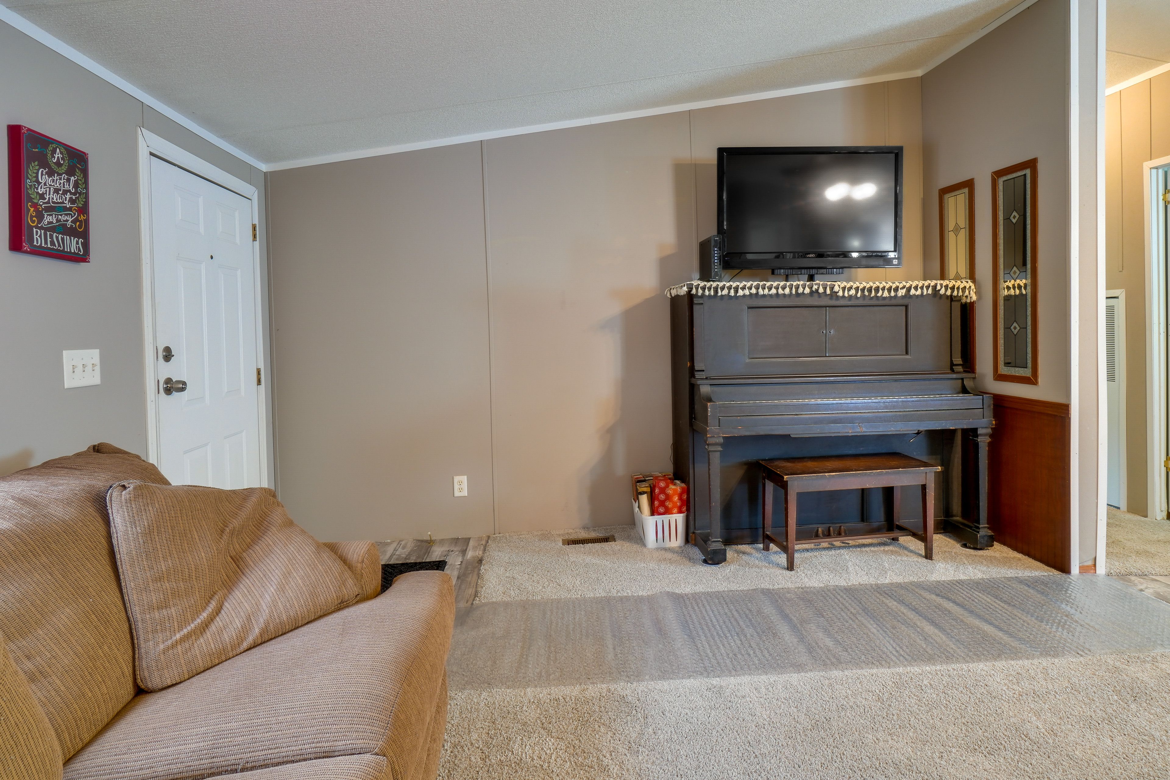 Living Room | Flat-Screen Cable TV | Free WiFi