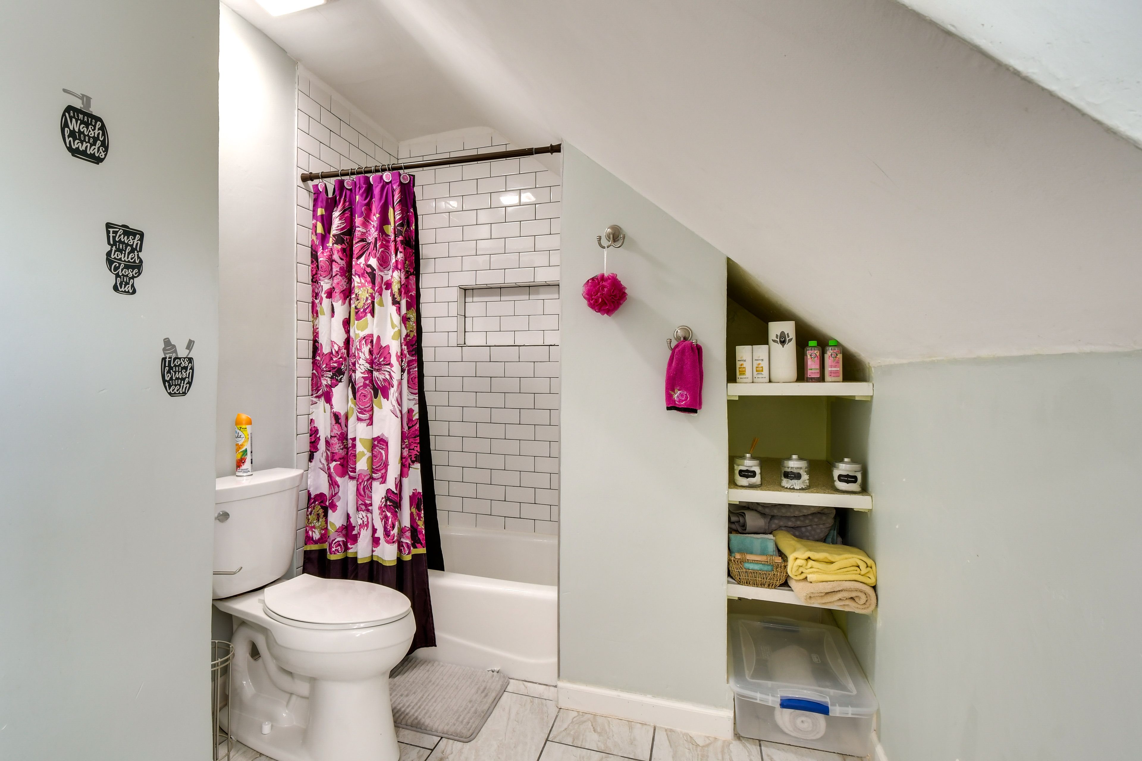 Full Bathroom | Complimentary Toiletries | Towels Provided