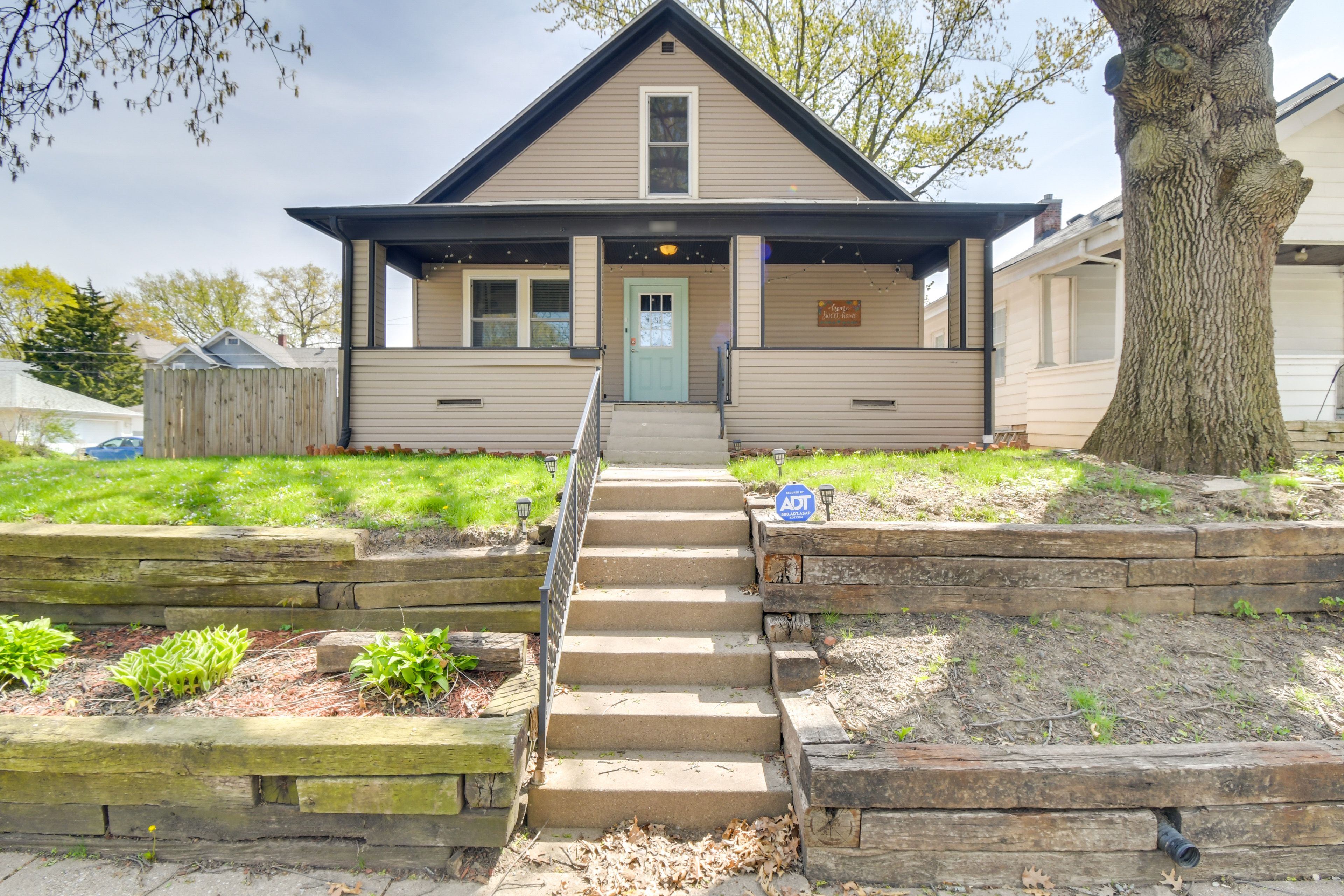 House Exterior | Street Parking