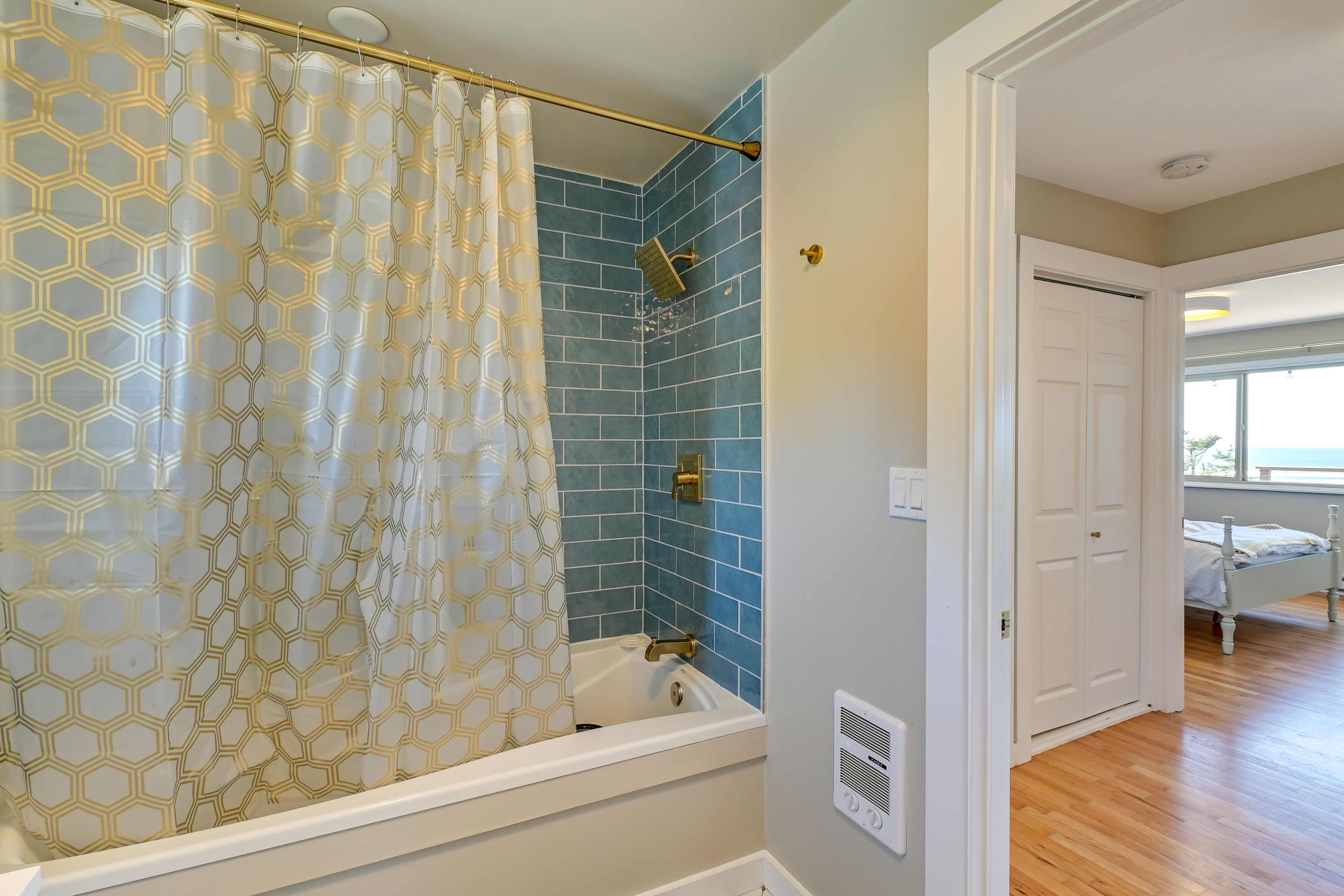 Full Bathroom | Towels Provided