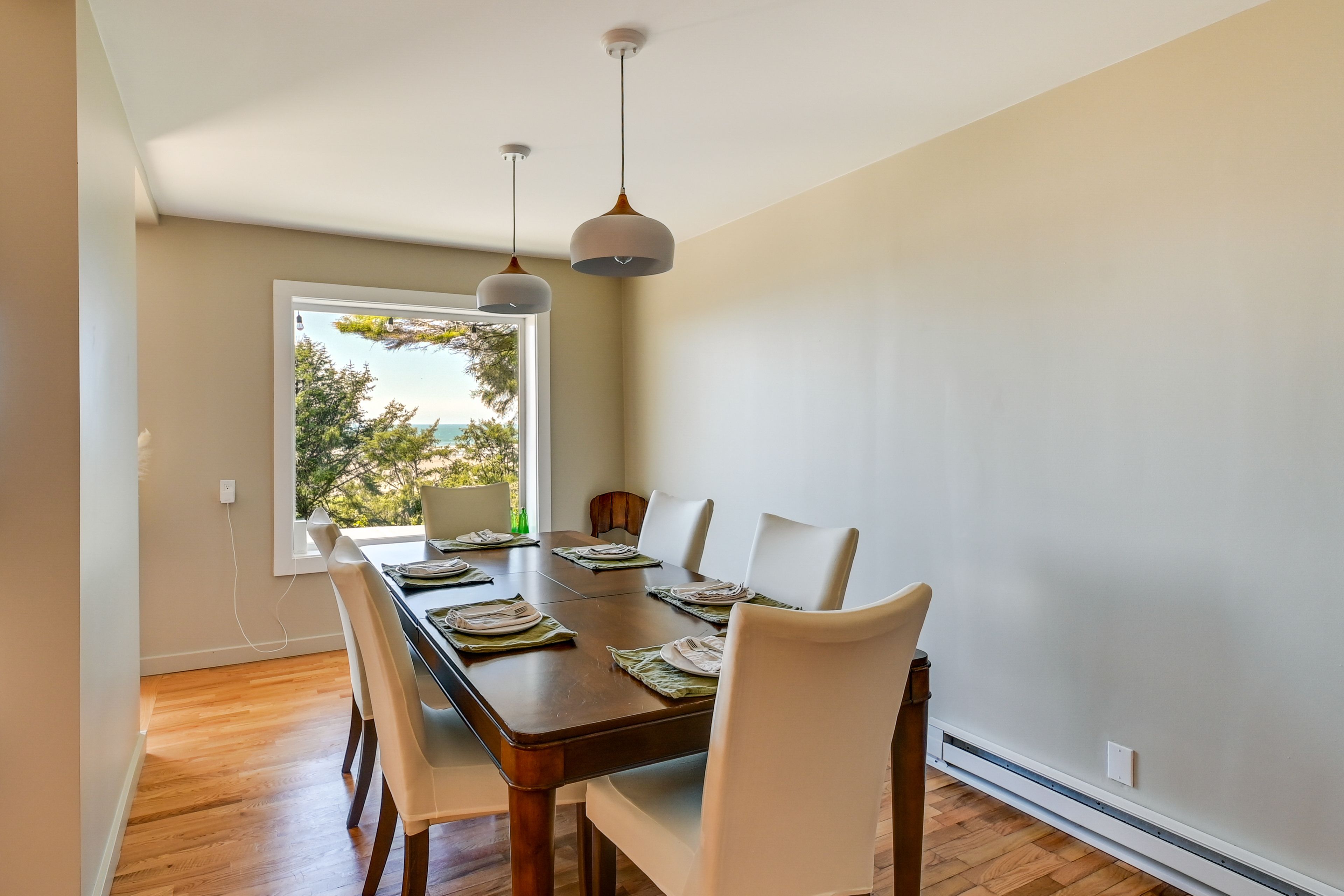 Dining Area | Dishware/Flatware Provided