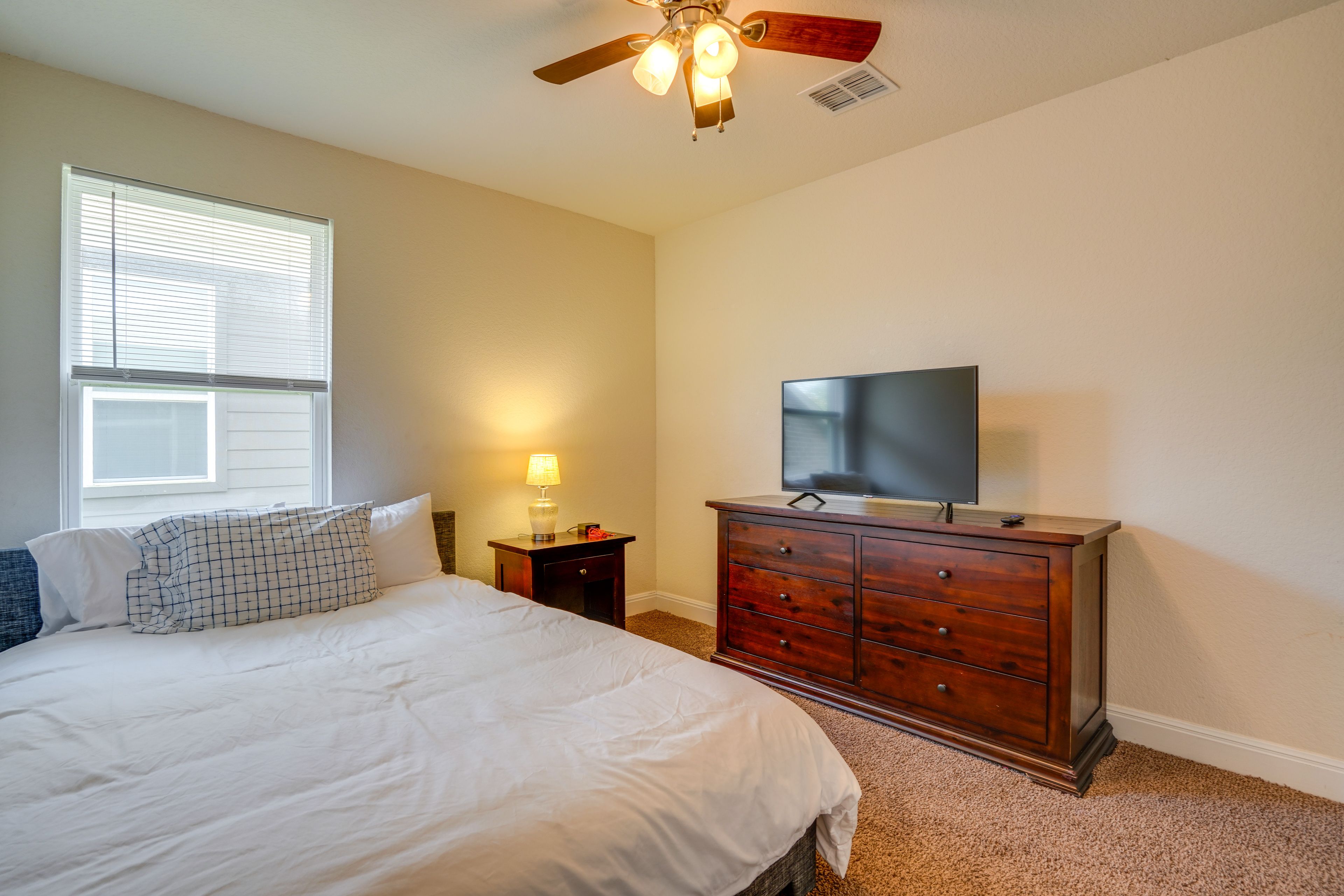 Bedroom 2 | Queen Bed | Smart TV