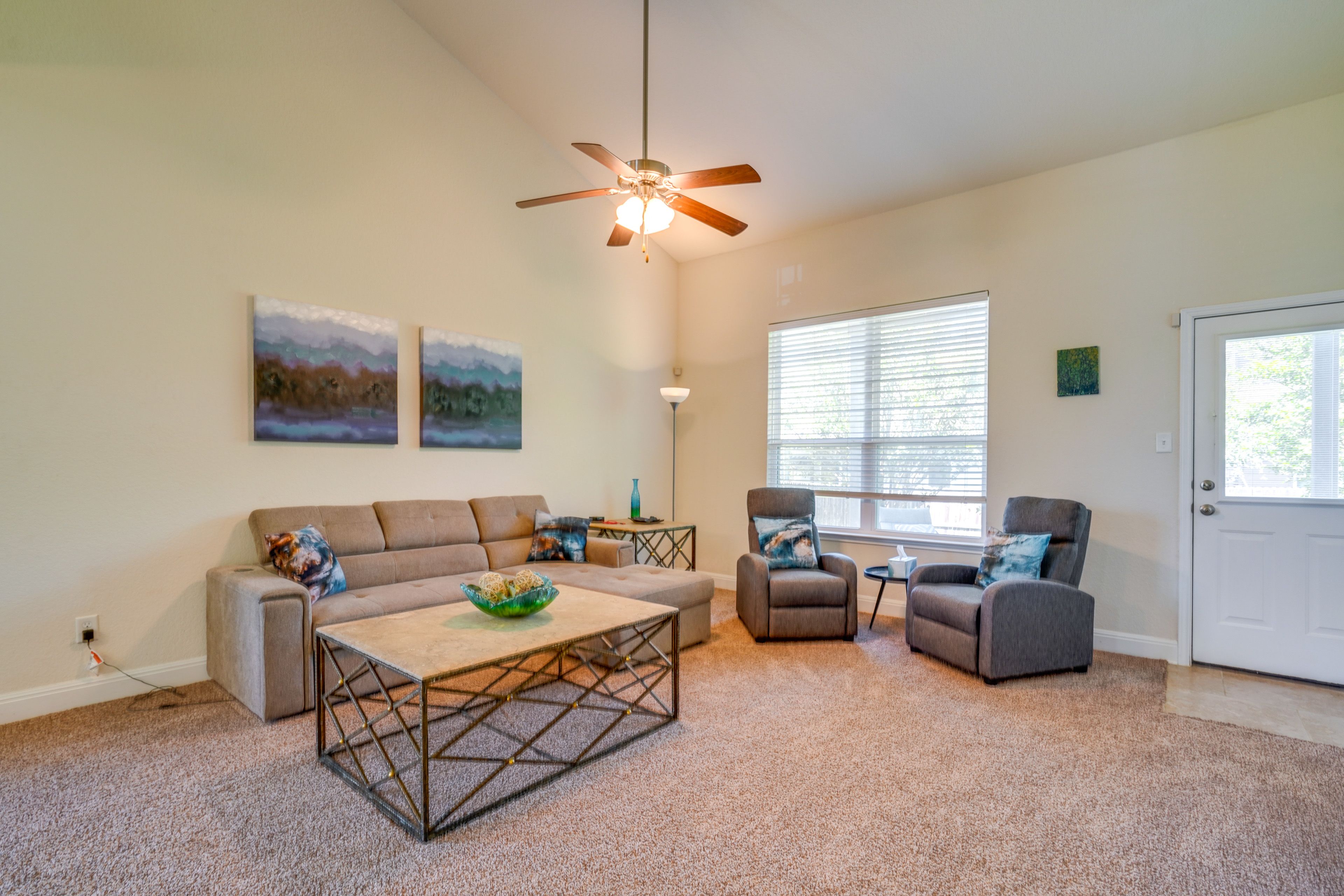 Living Room | Free WiFi | Central A/C | Smart TV