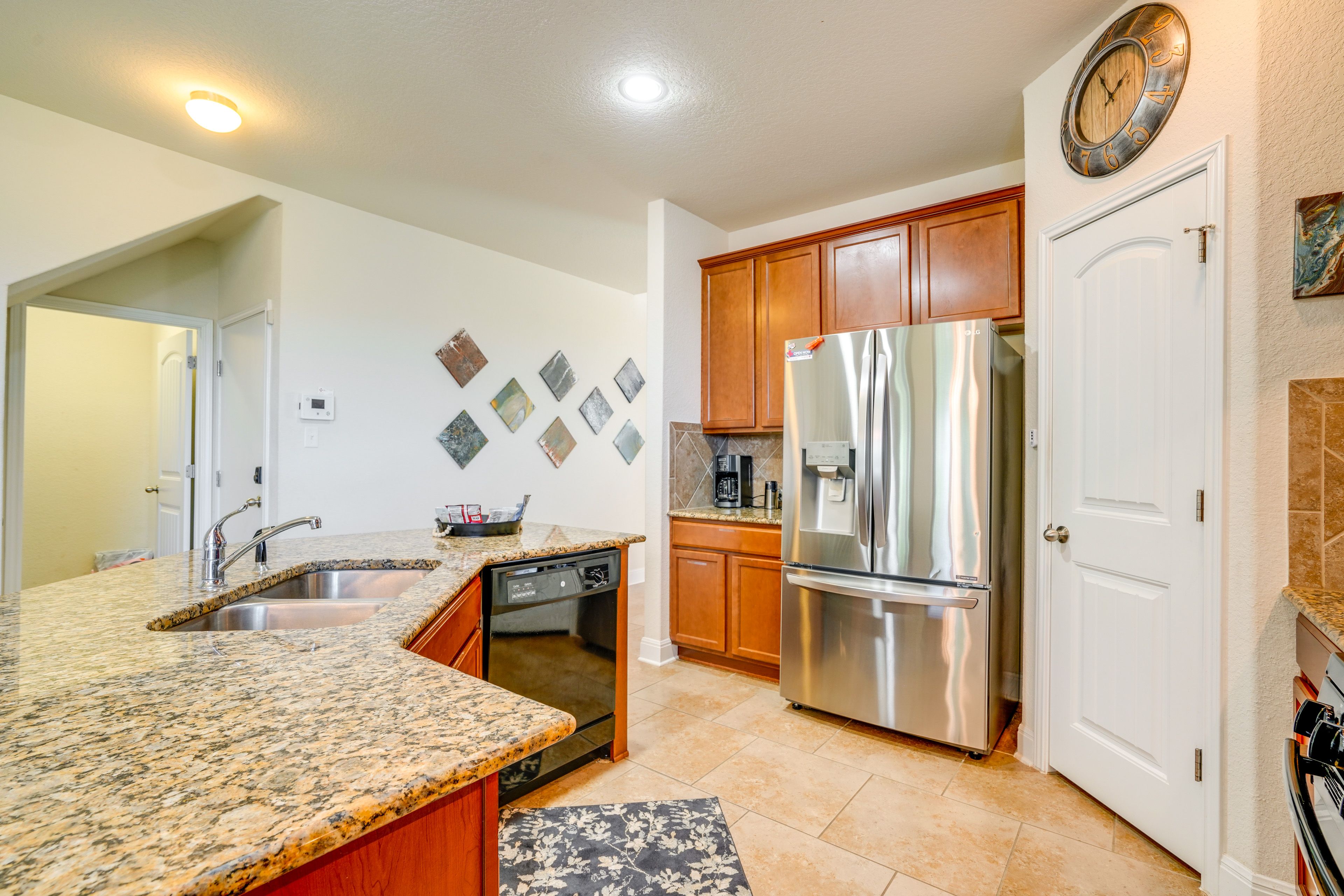 Living Room | Paper Towels/Trash Bags Provided
