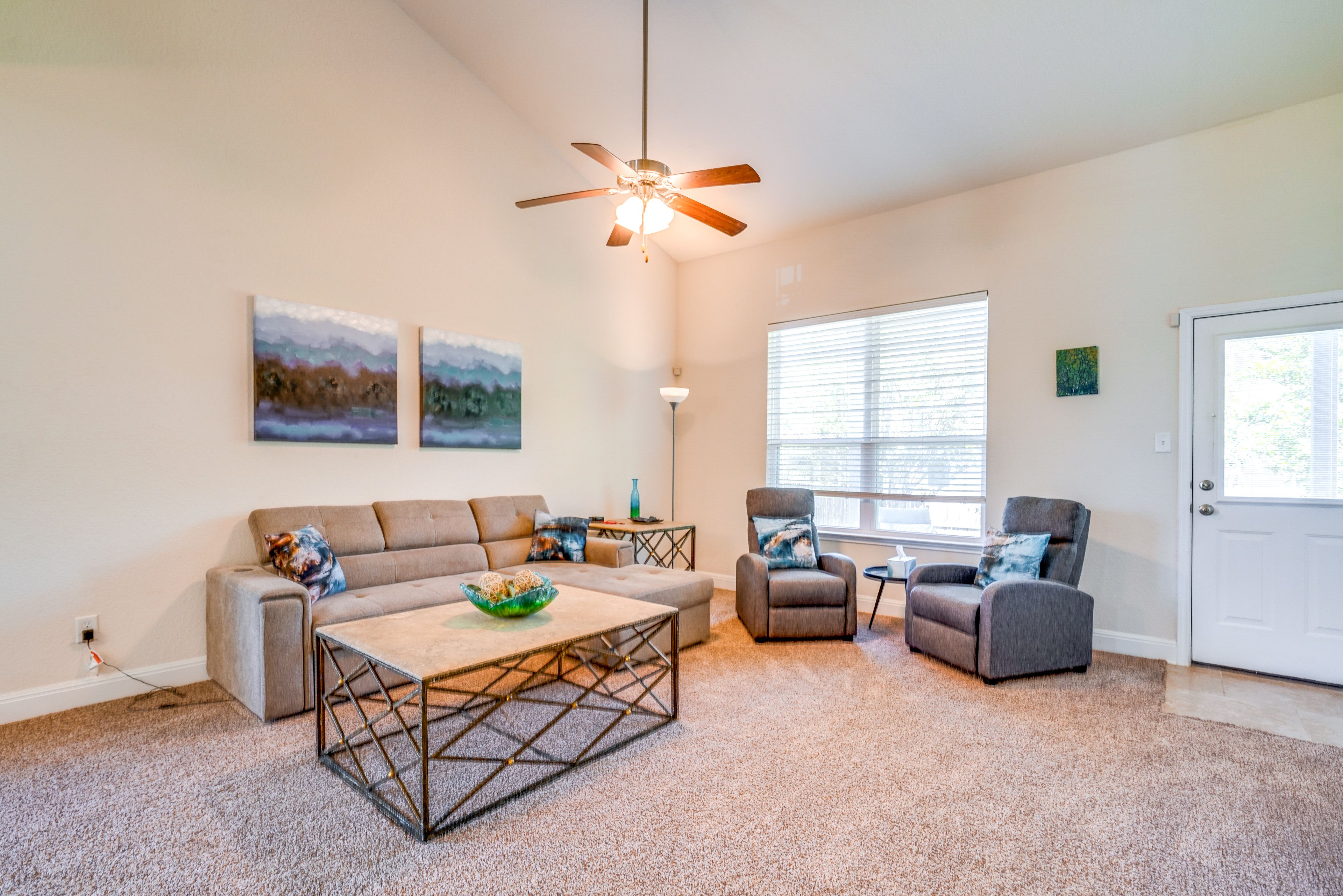 Living Room | Free WiFi | Central A/C | Smart TV