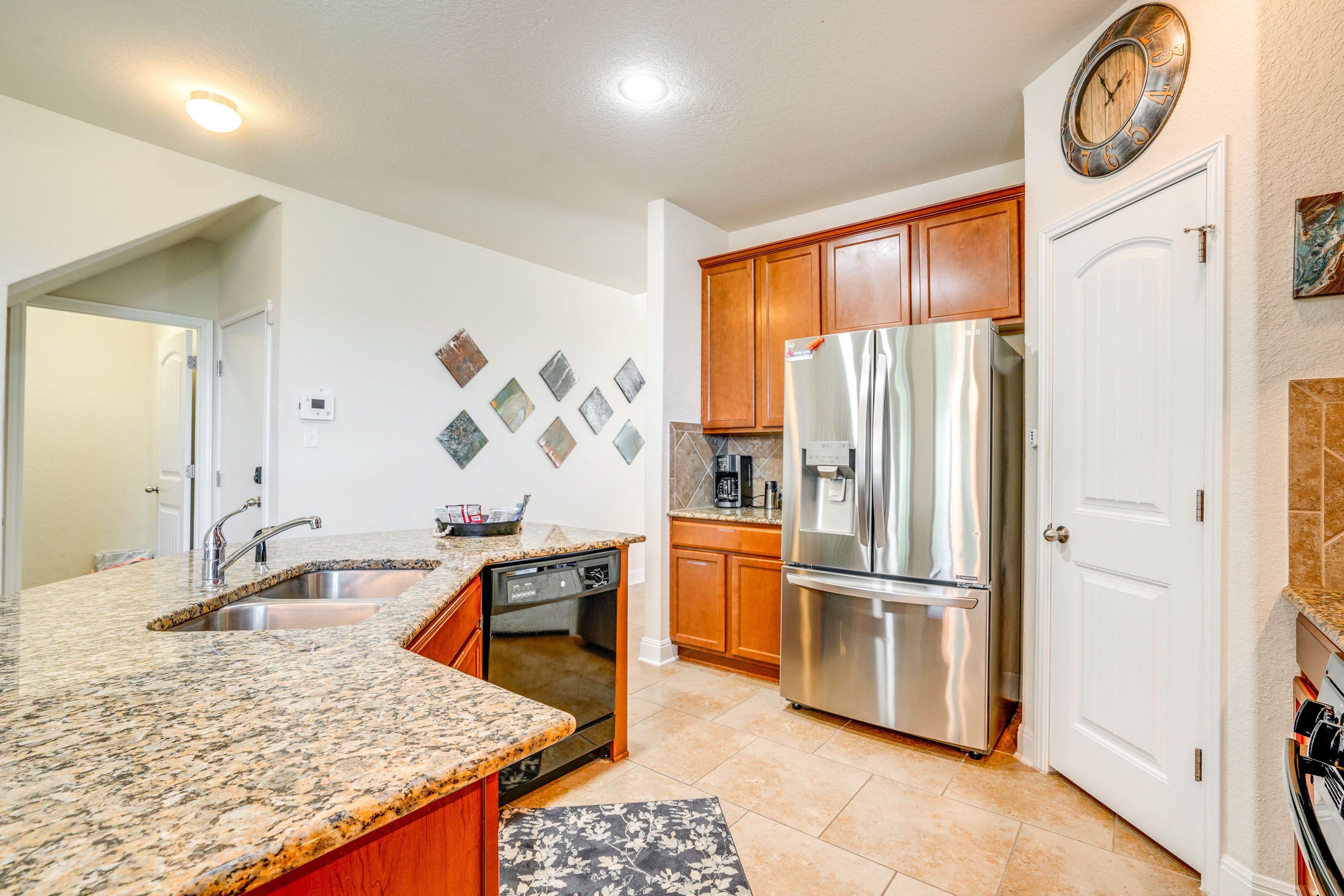 Living Room | Paper Towels/Trash Bags Provided