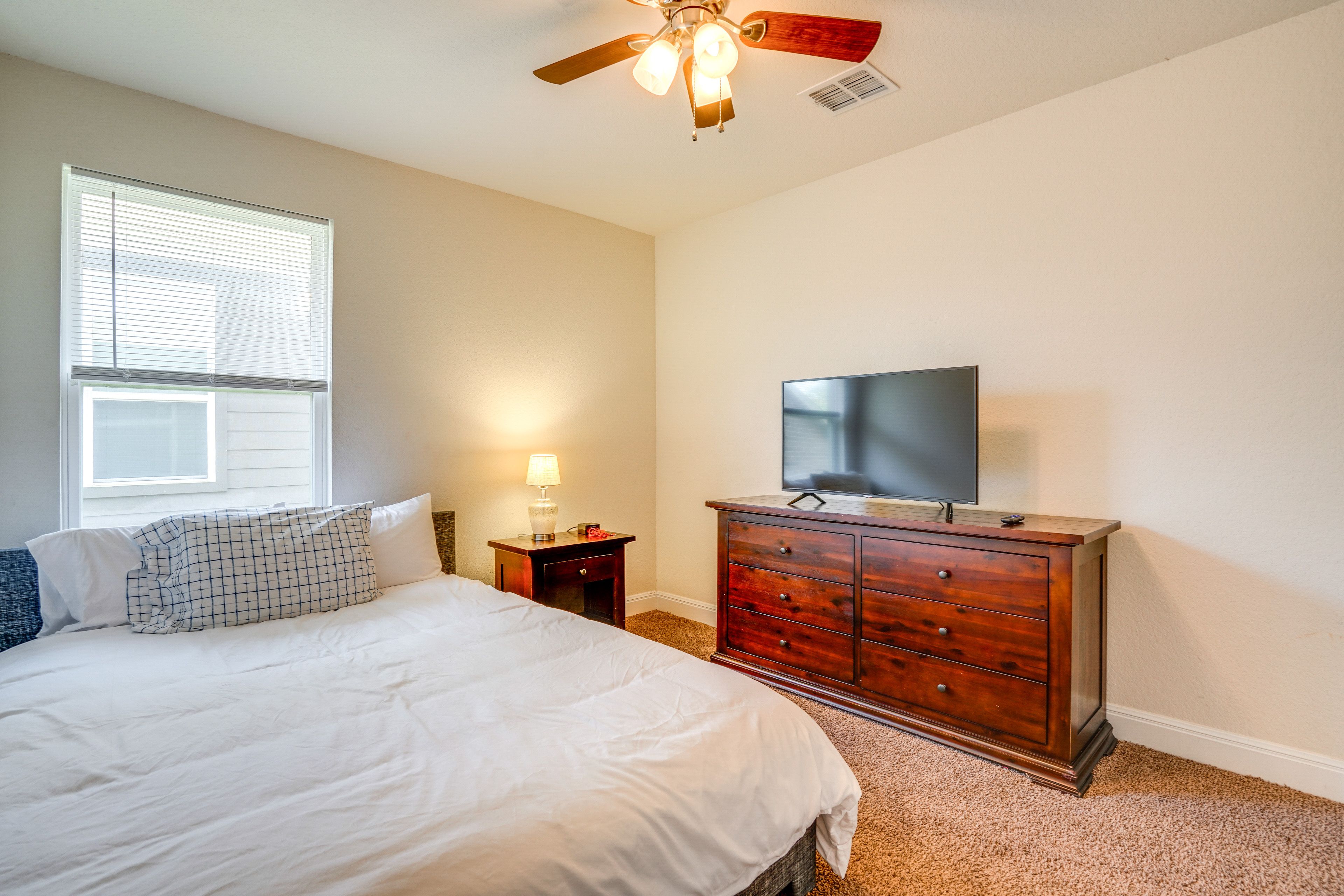 Bedroom 2 | Queen Bed | Smart TV