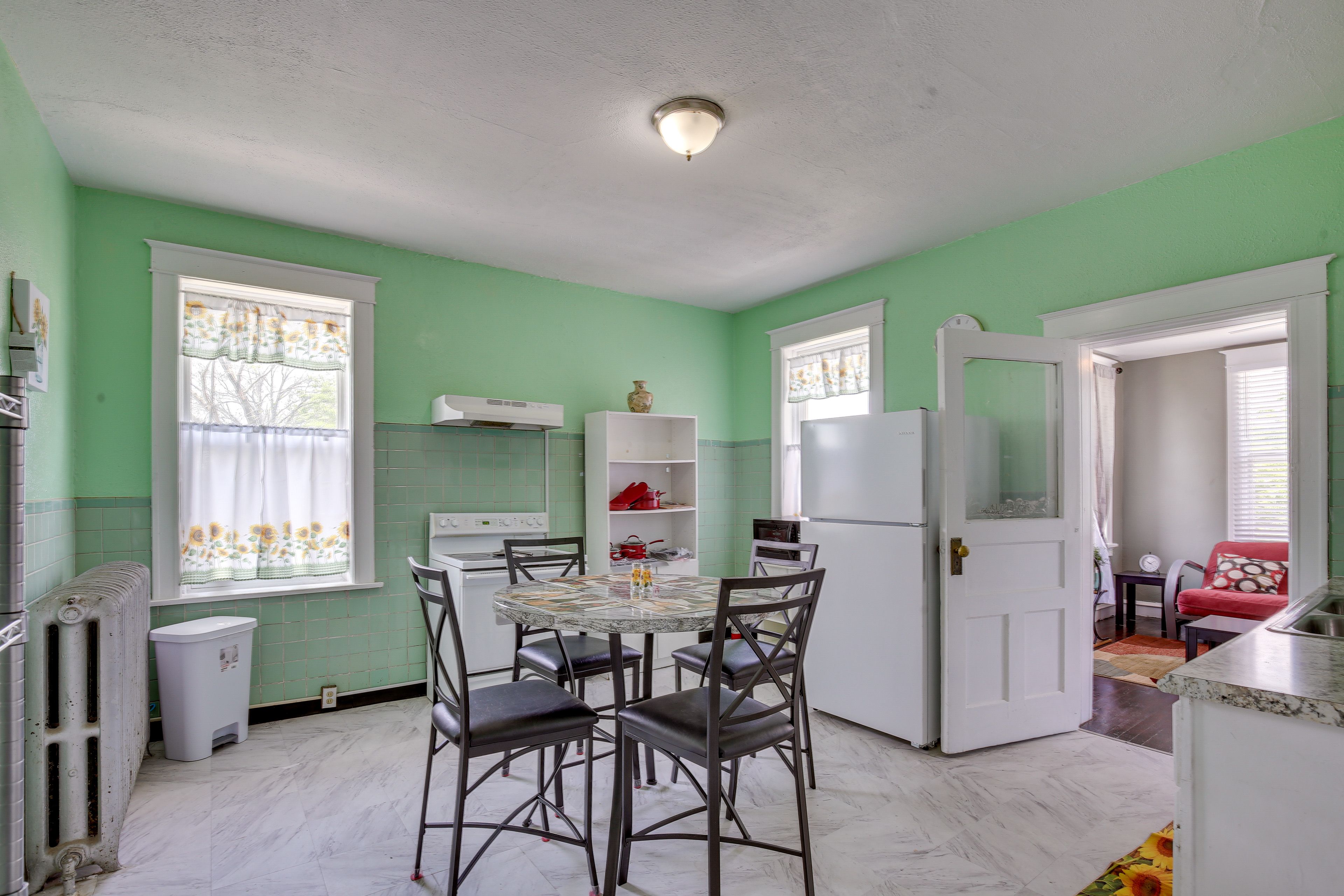 Kitchen | Cooking Basics | Coffee Maker | Paper Towels/Trash Bags Provided