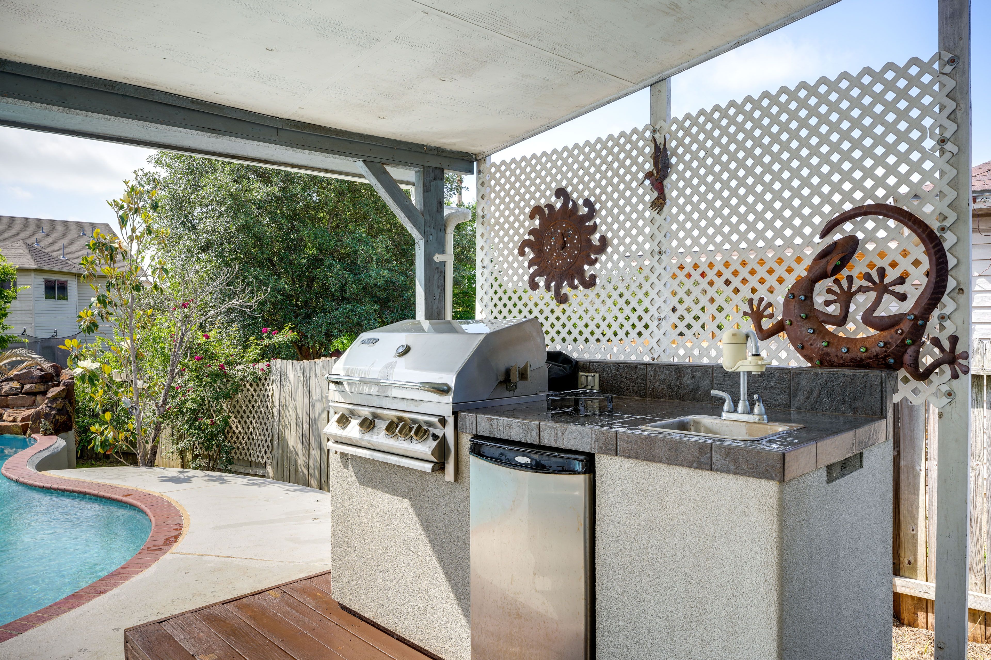 Outdoor Kitchen | Gas Grill | Dishwasher | Sink