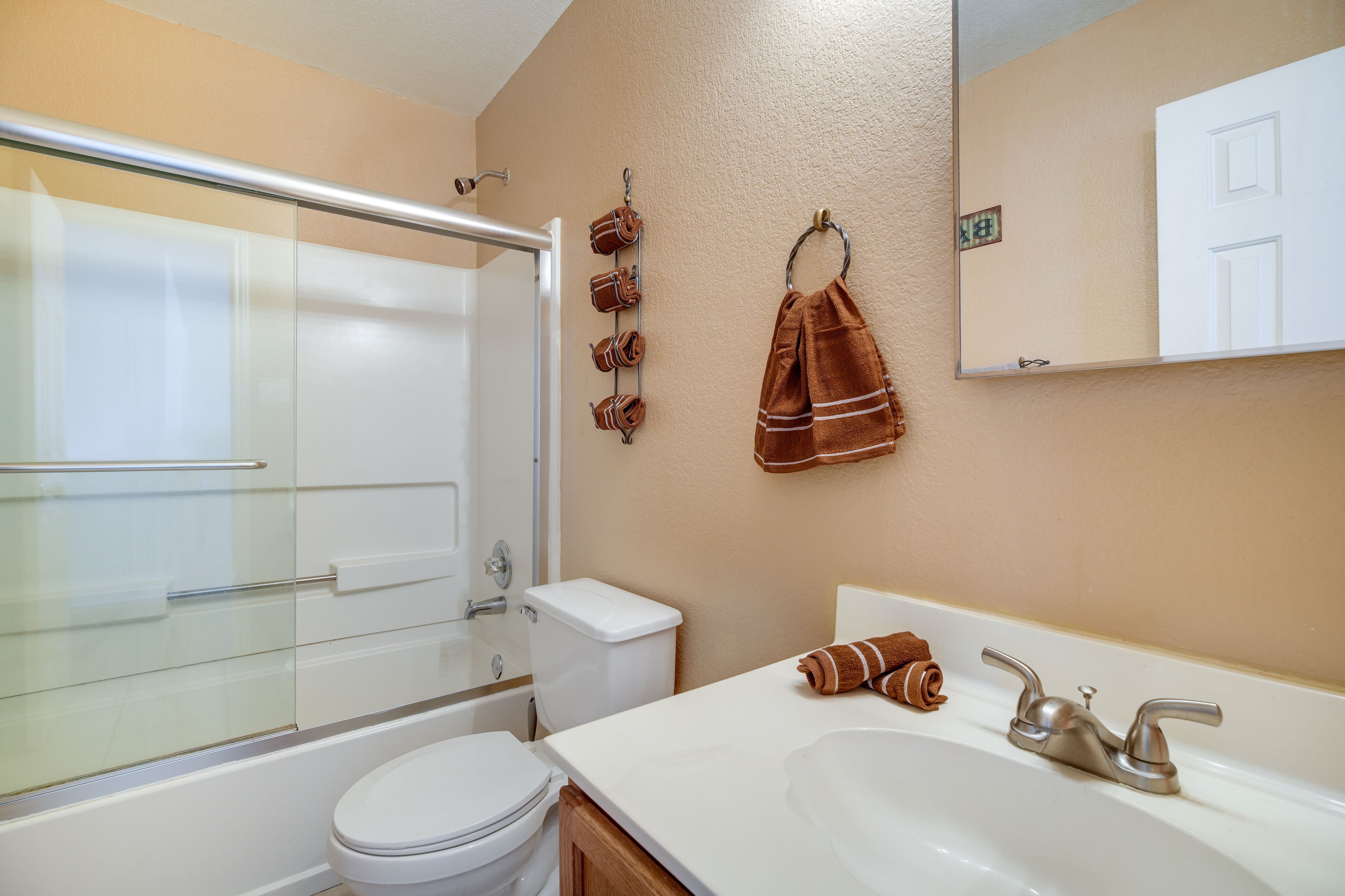 Full Bathroom | Towels Provided