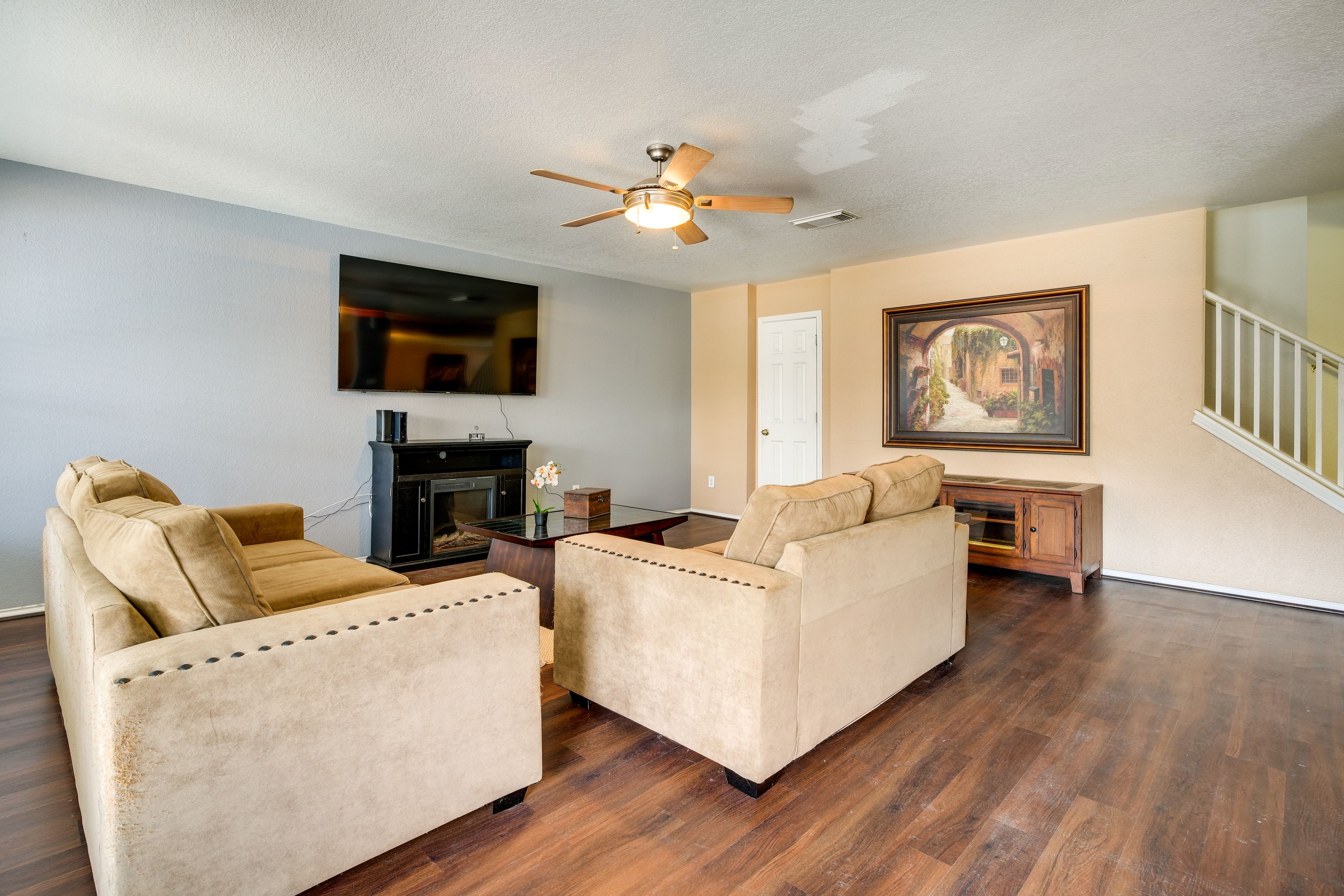 Living Room | Smart TV | Fireplace | Free WiFi