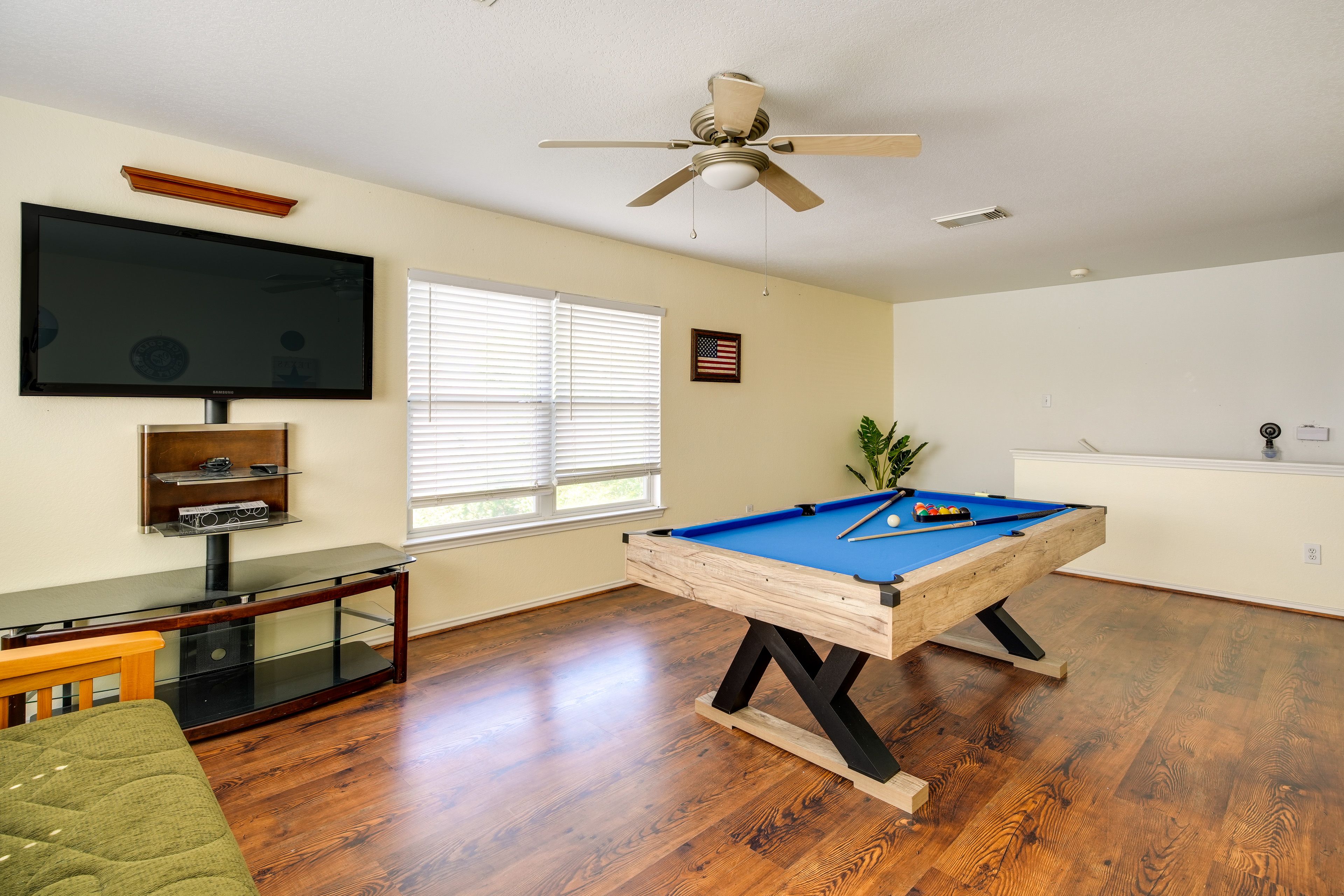 Upstairs Game Room | Pool Table | Smart TV