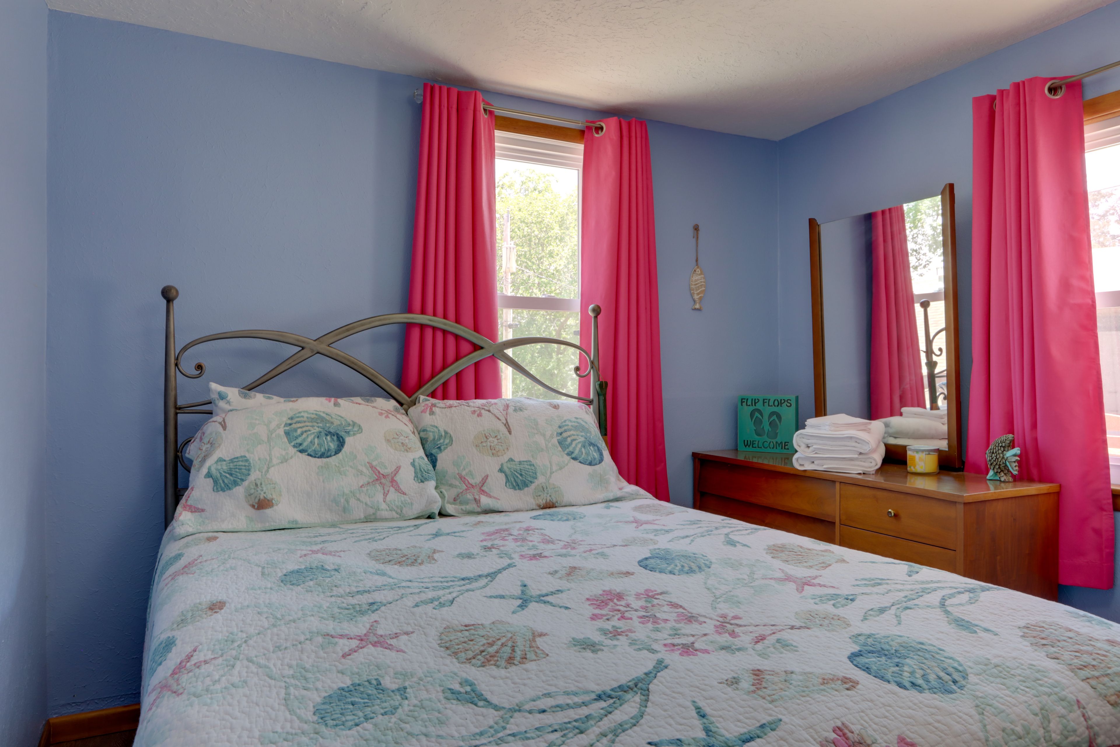 Bedroom 1 | Queen Bed
