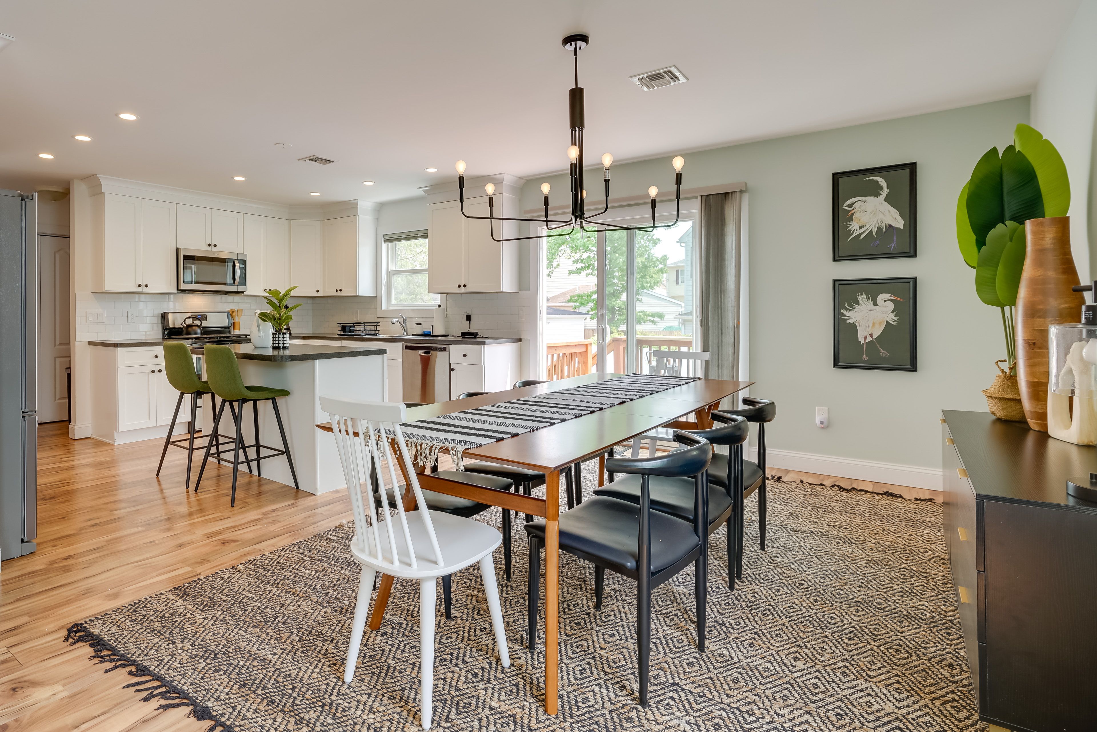 Dining Area | Dishware/Flatware Provided