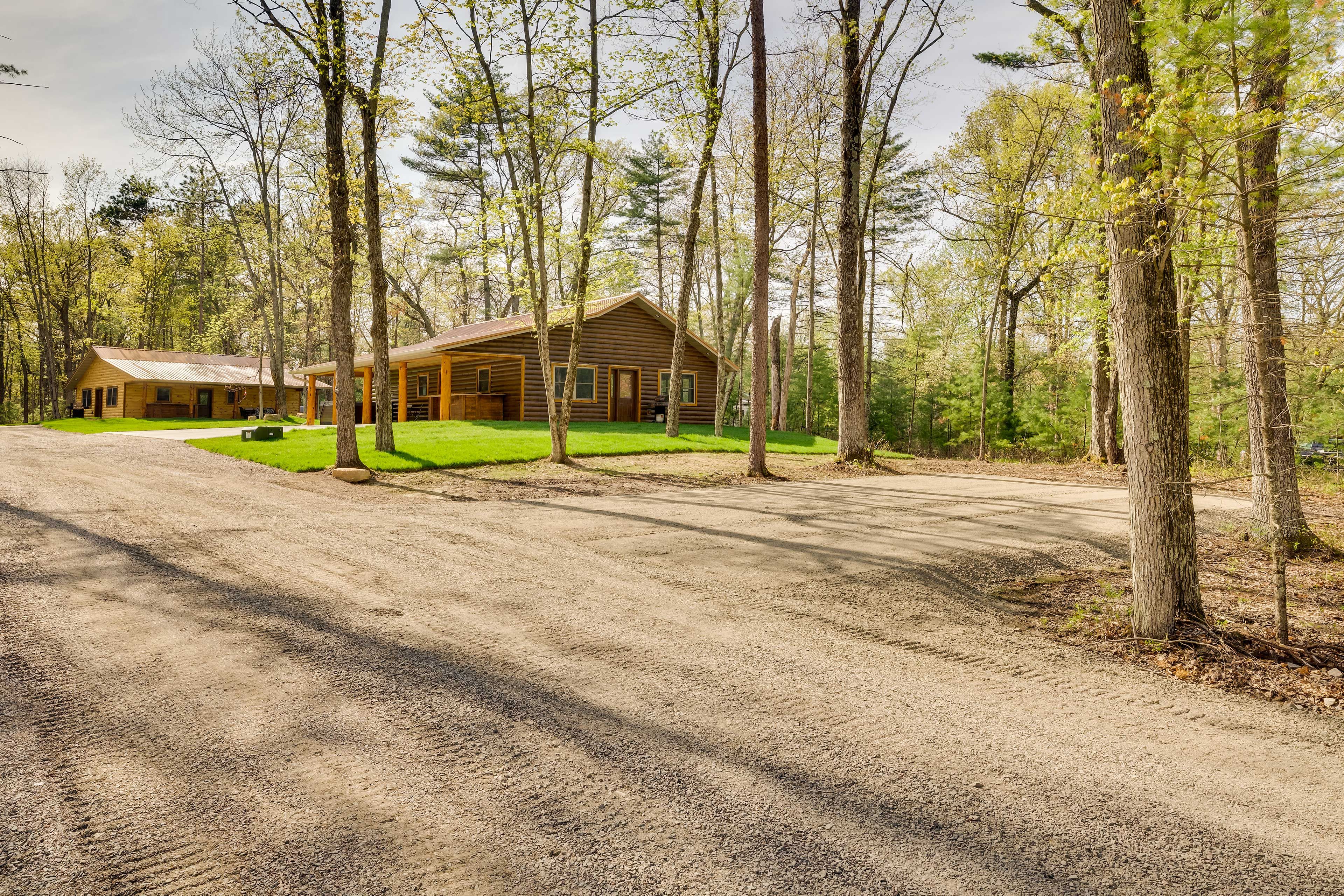 Parking | Driveway (8 Vehicles) | Trailer Parking On-Site