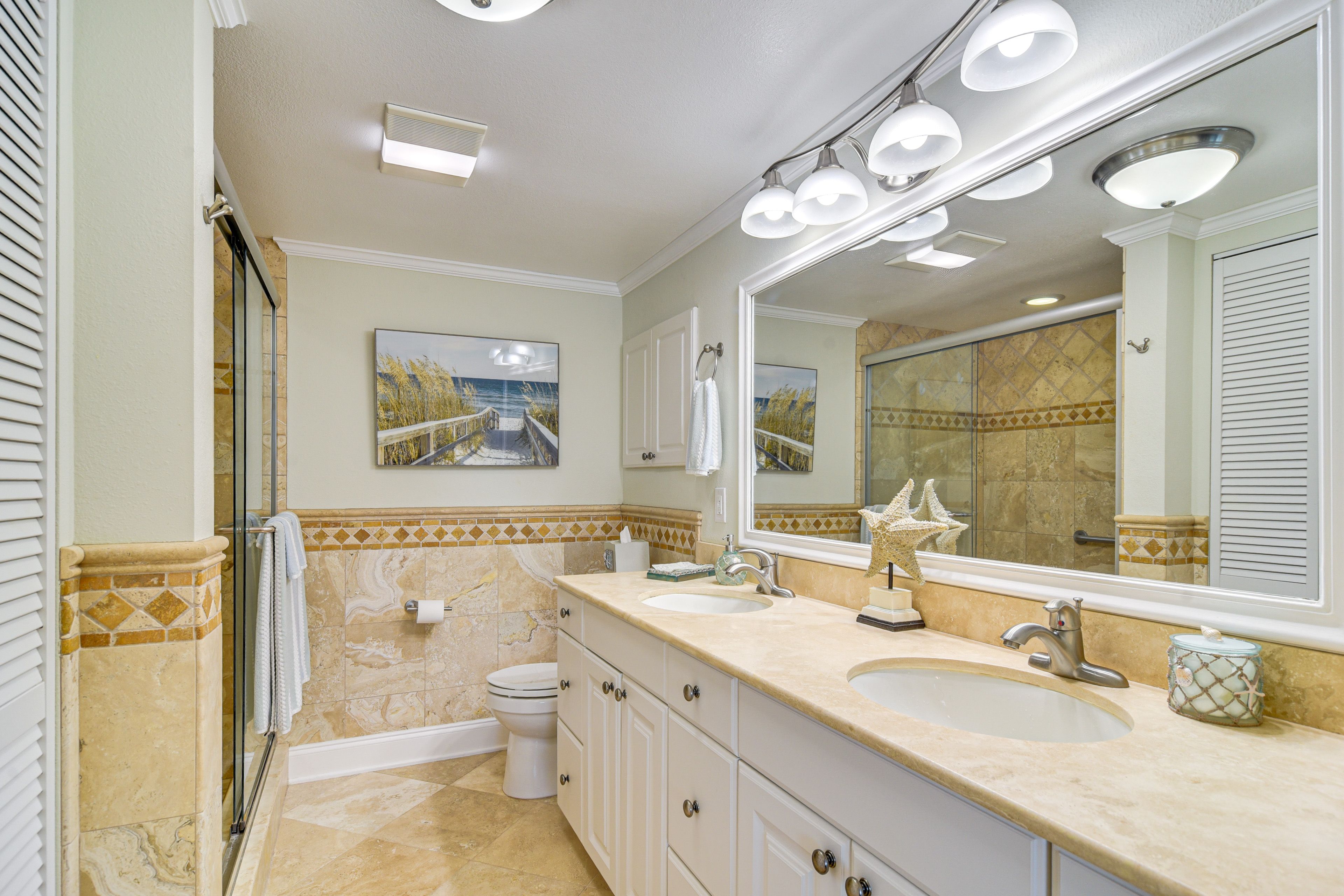 En-Suite Bathroom | Towels Provided