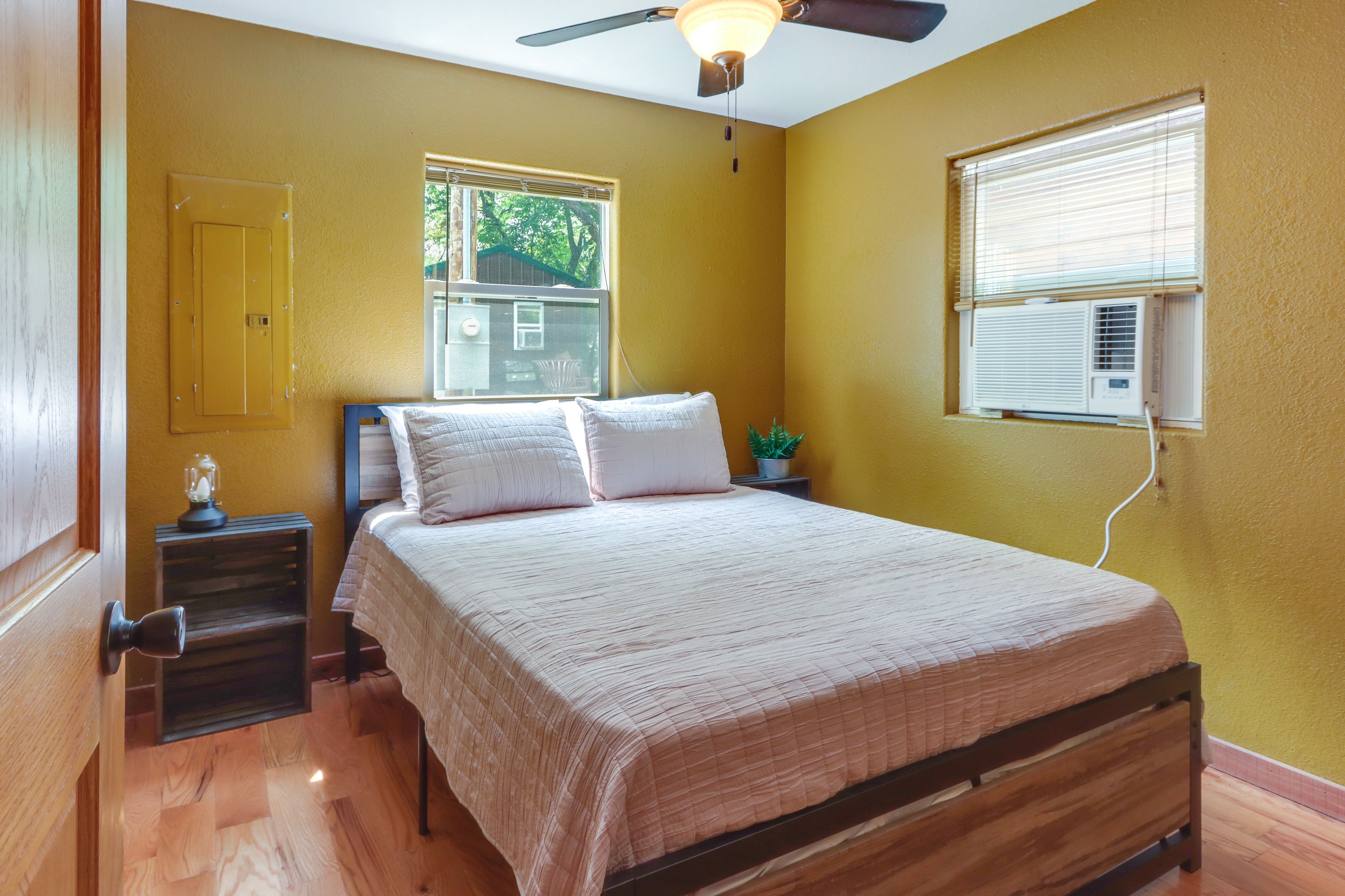 Bedroom 2 | Queen Bed
