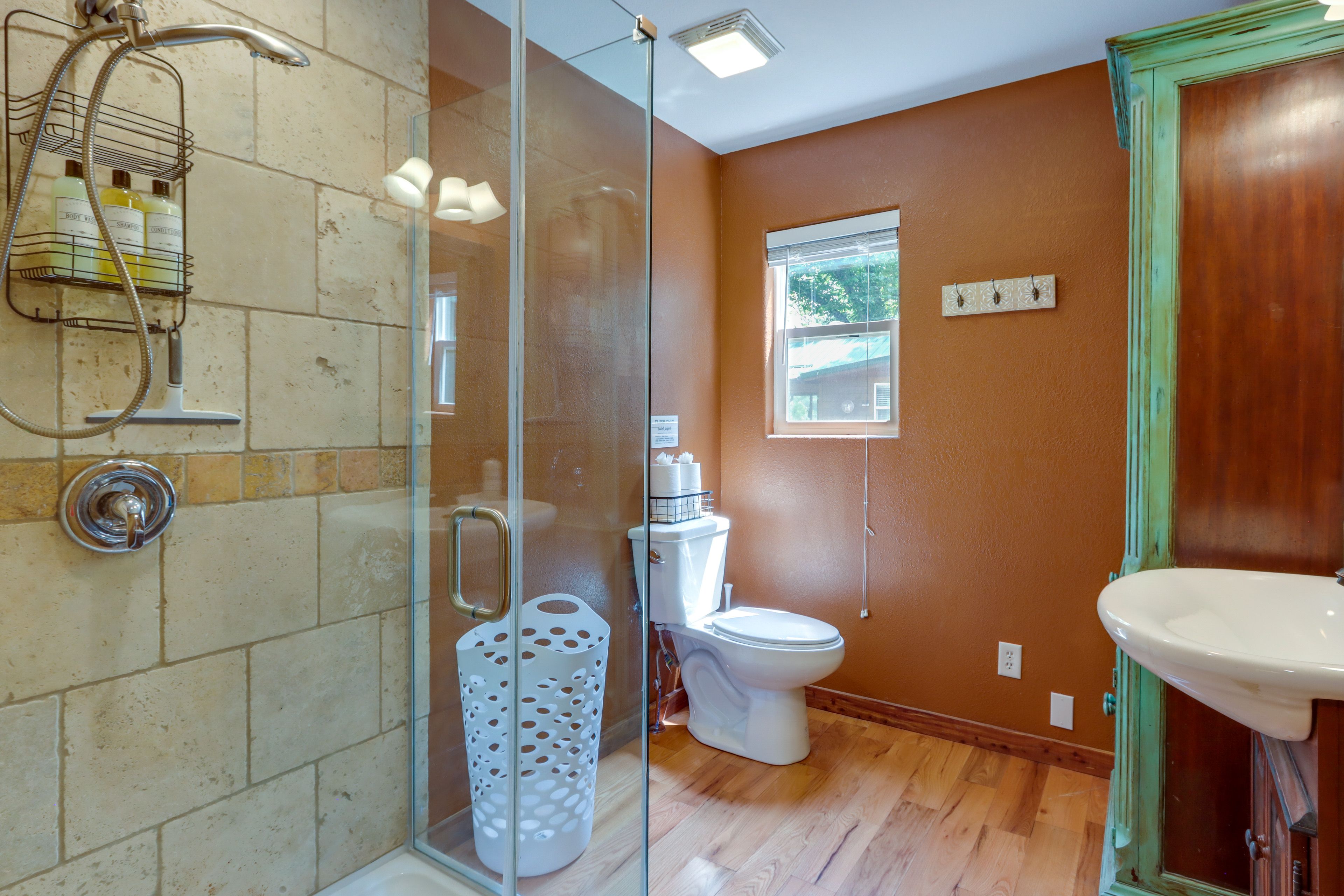Full Bathroom | Complimentary Toiletries | Towels Provided