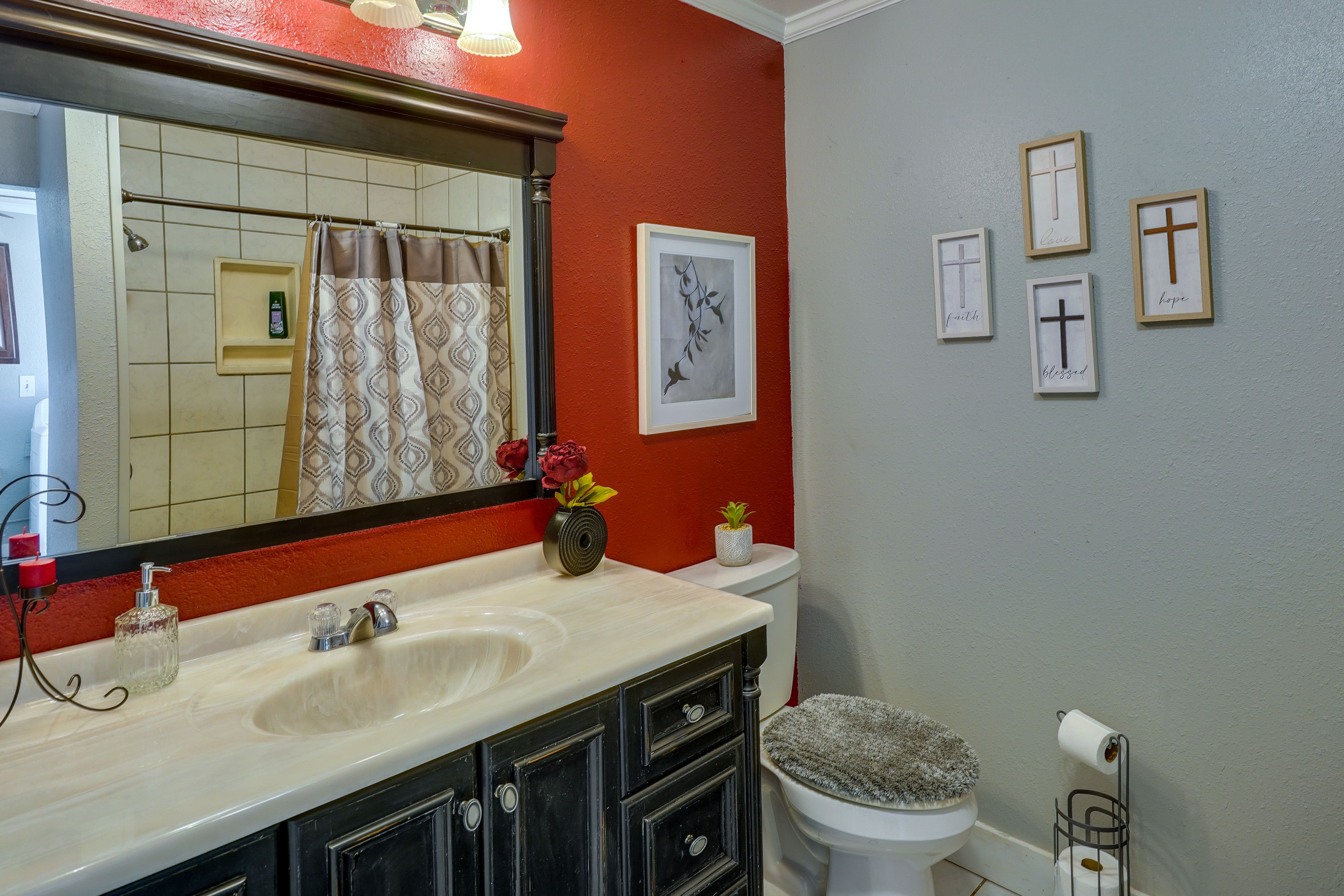 Full Bathroom | Complimentary Toiletries
