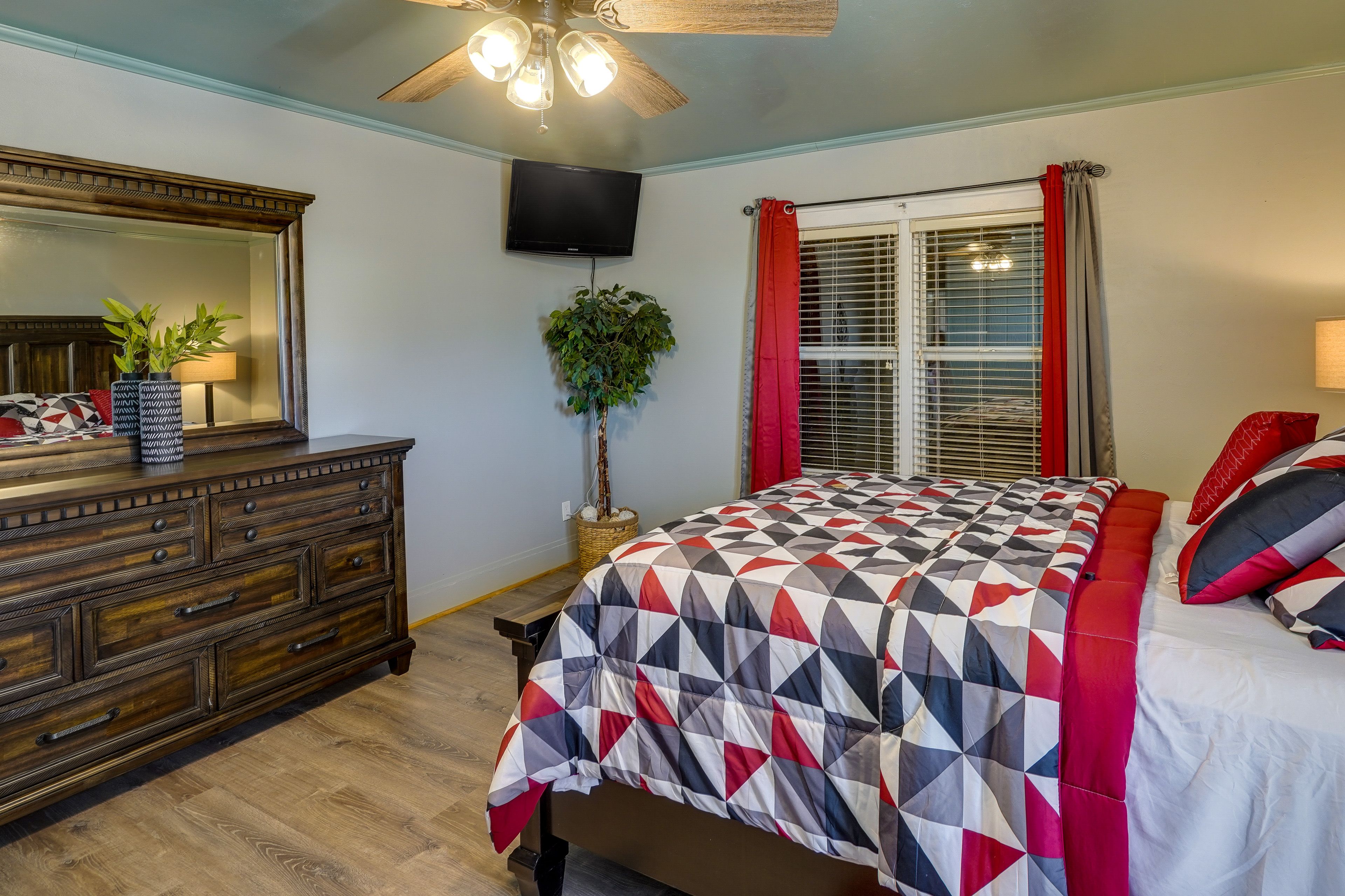 Bedroom 1 | Queen Bed | Linens & Towels Provided