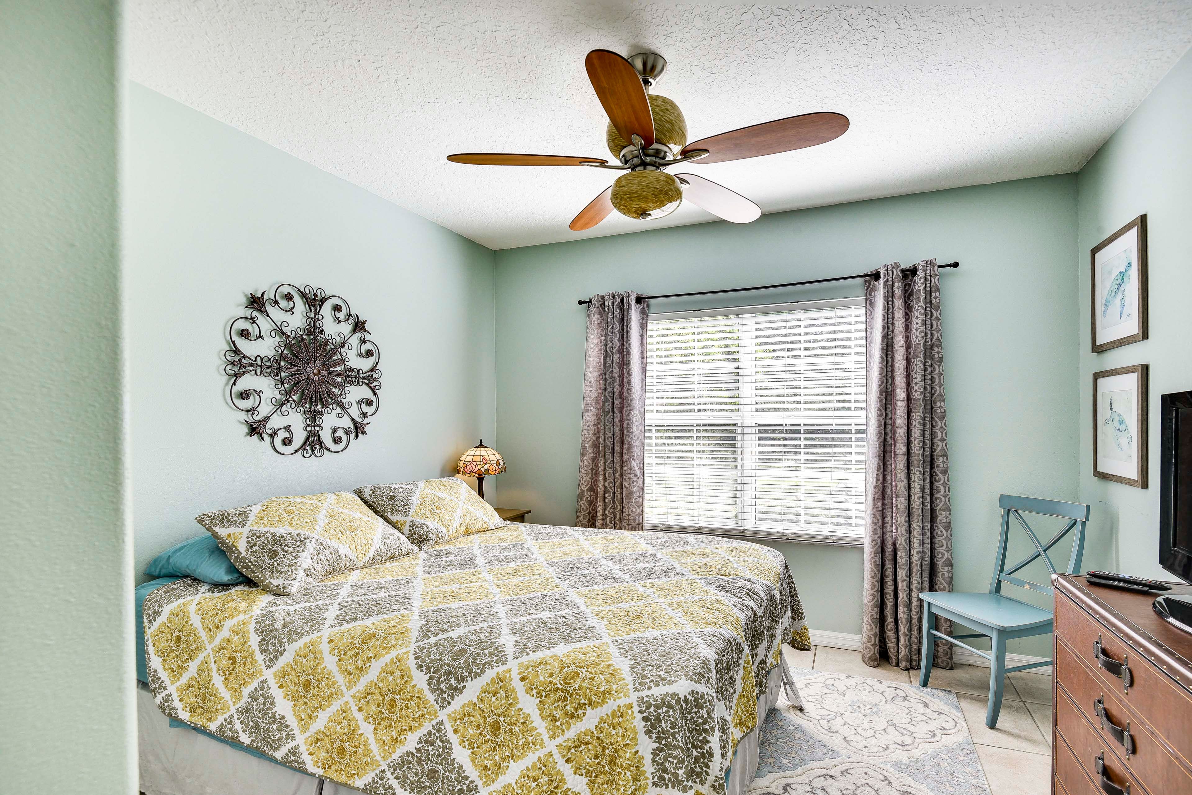 Bedroom 1 | Queen Bed