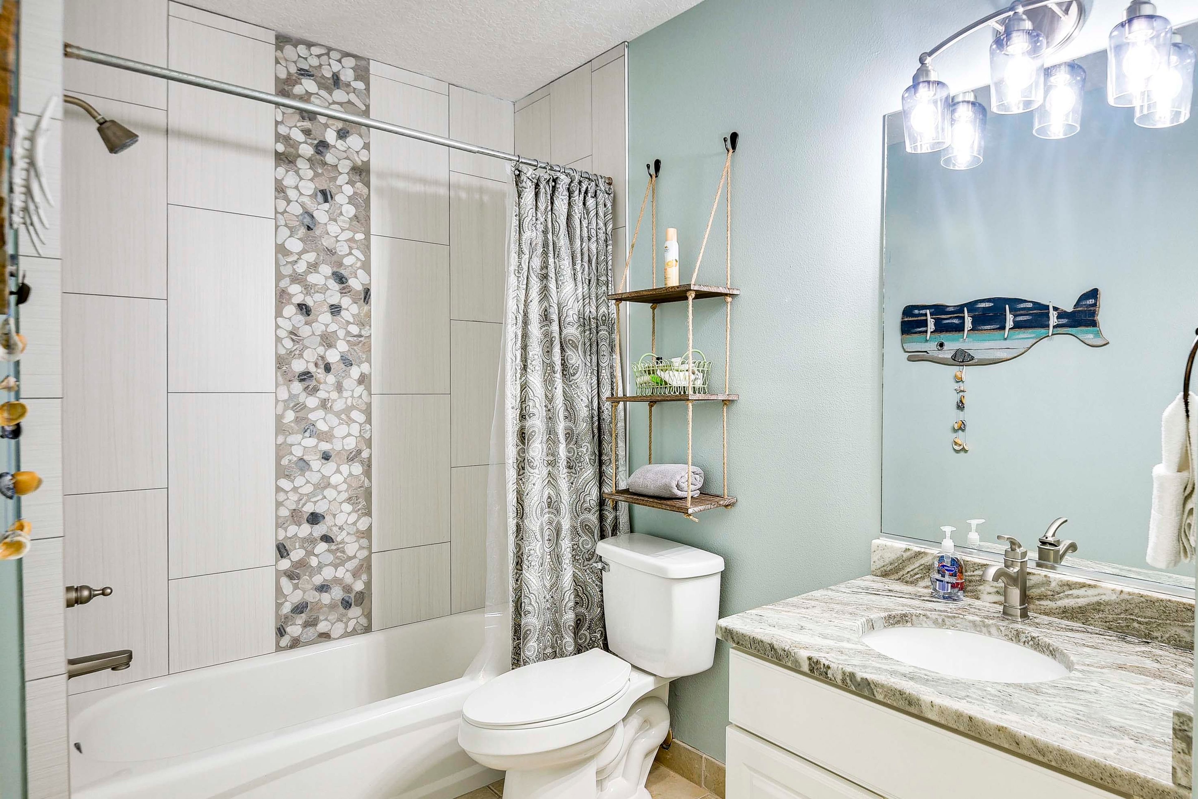 Full Bathroom | Towels Provided