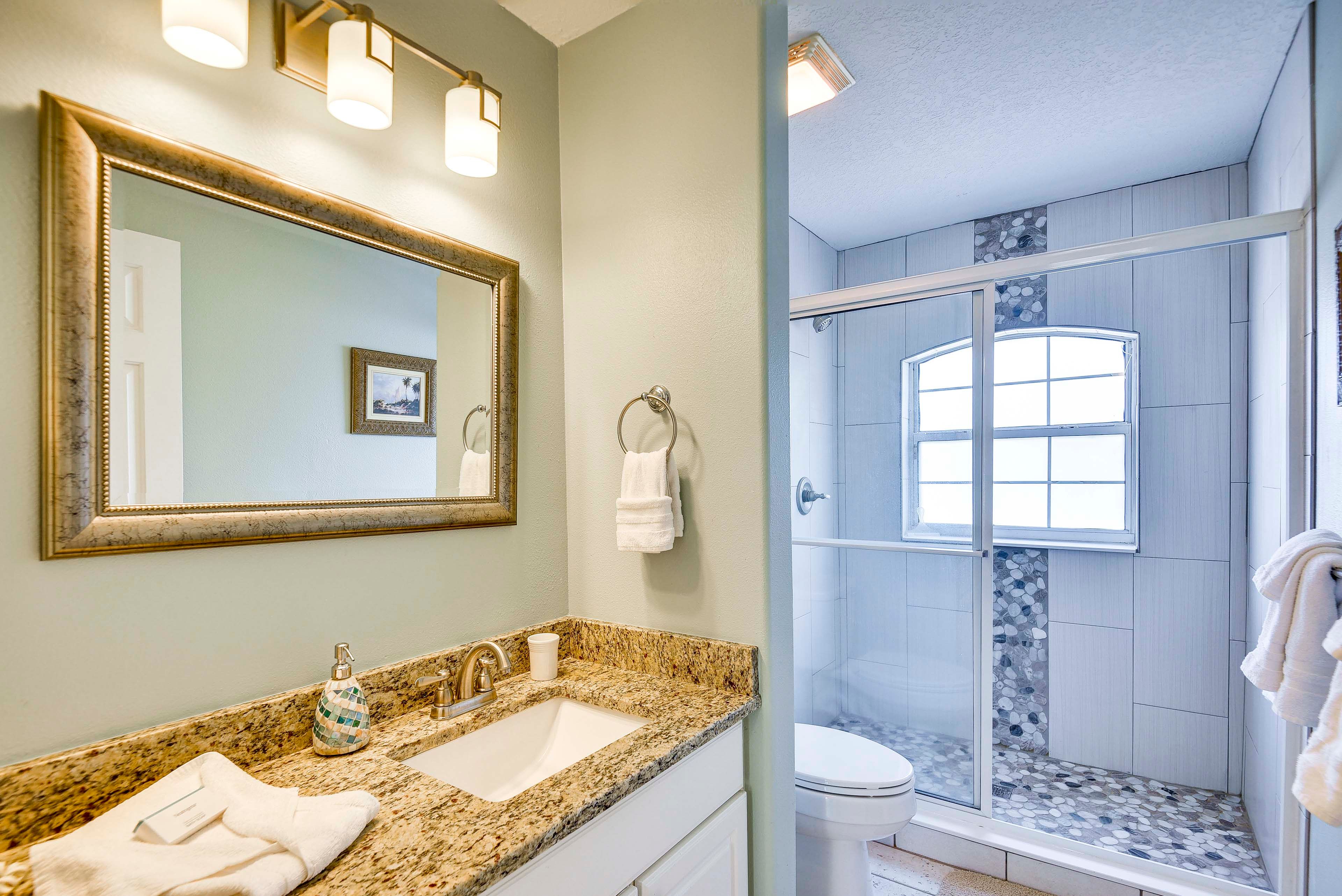 Full Bathroom | 2nd Floor | Complimentary Toiletries