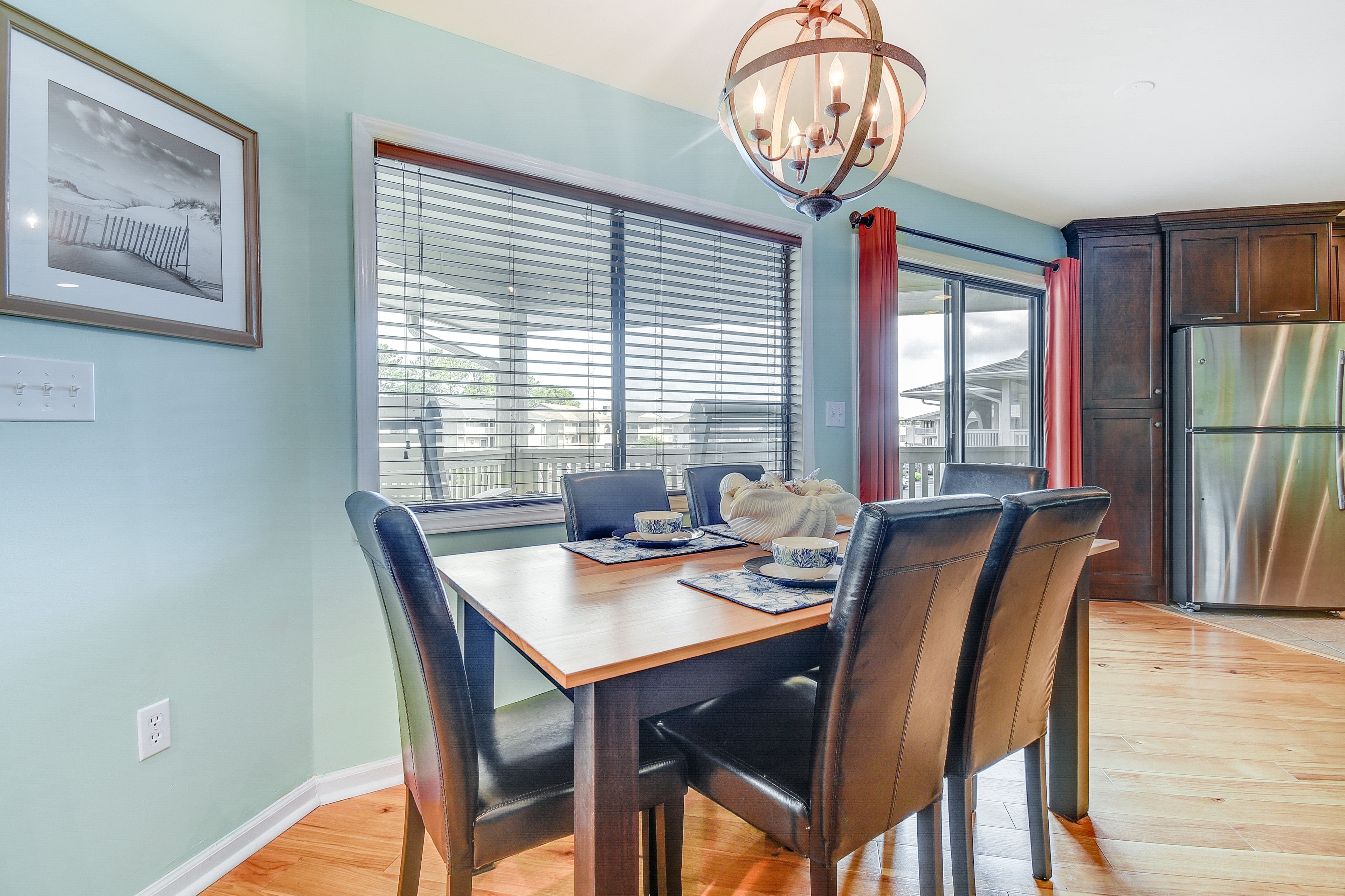 Dining Area | Dishware & Flatware Provided