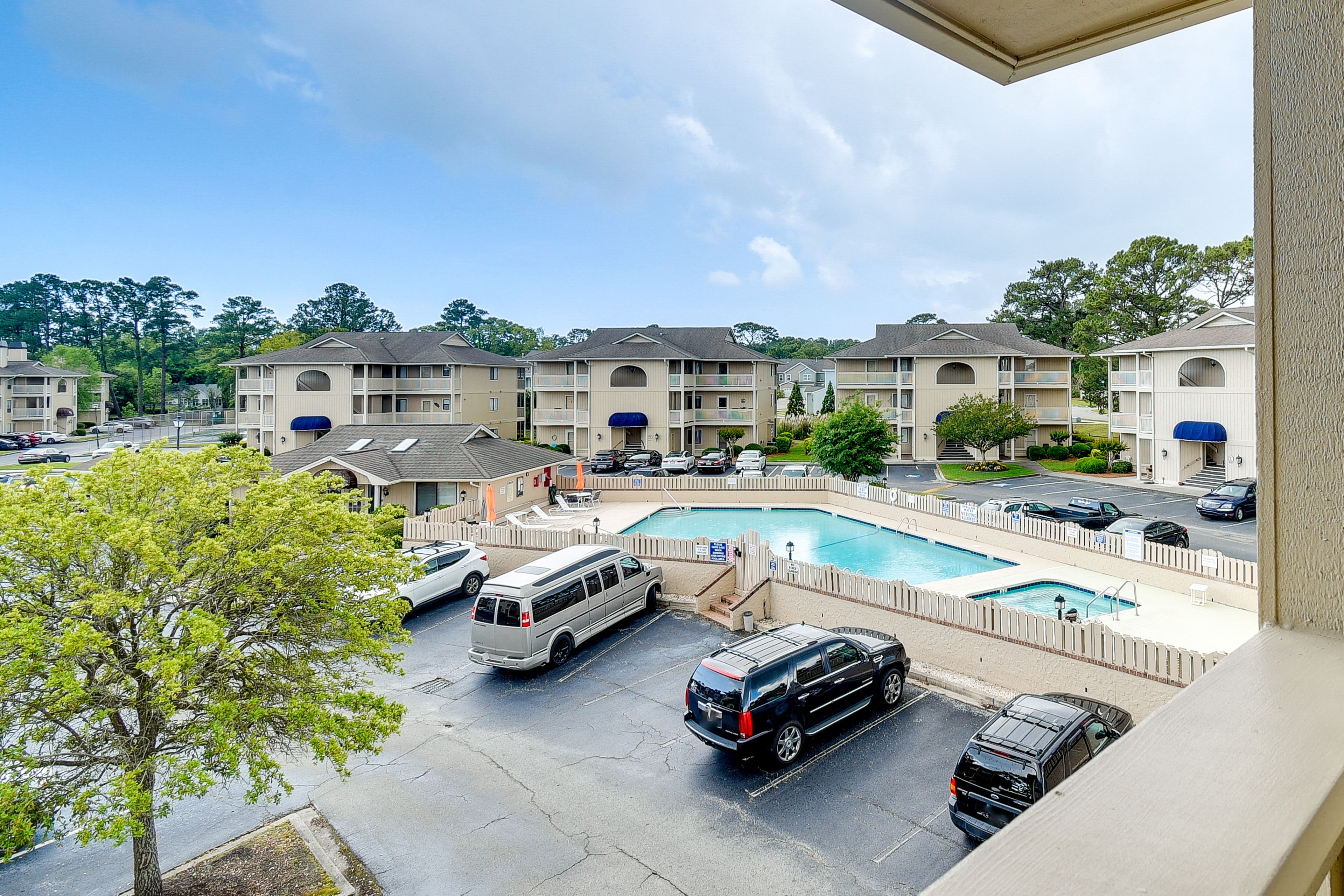 Community Outdoor Pool | Hot Tub
