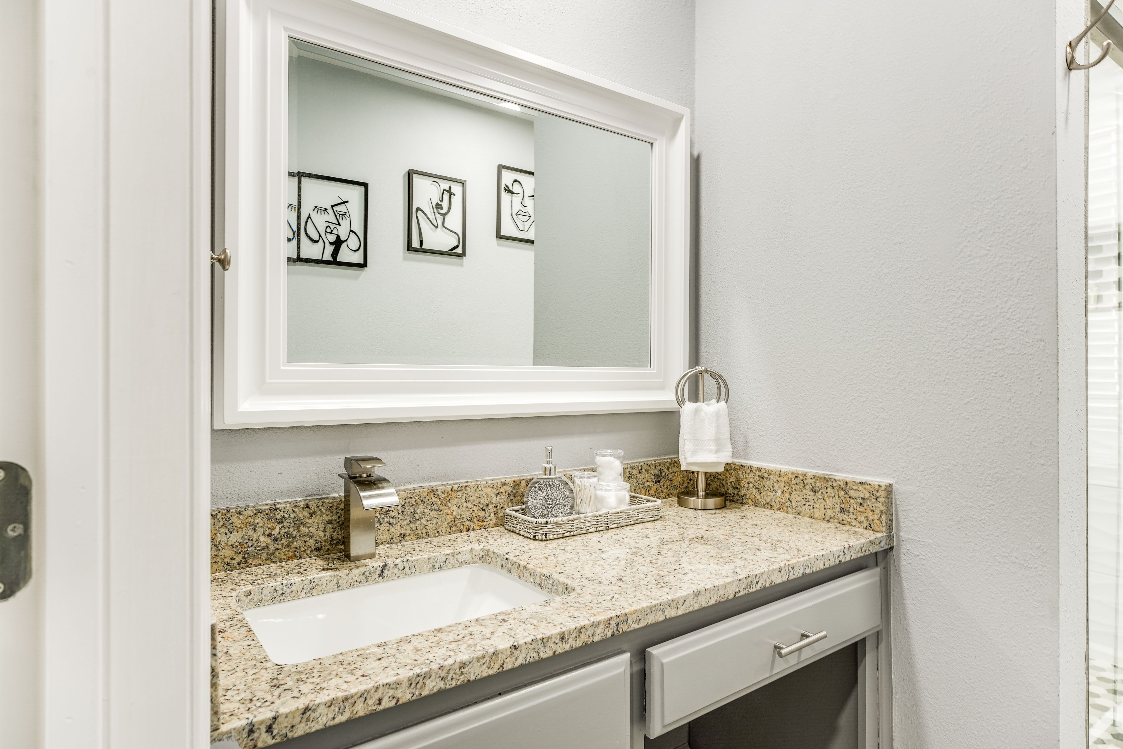 Full Bathroom | Towels Provided