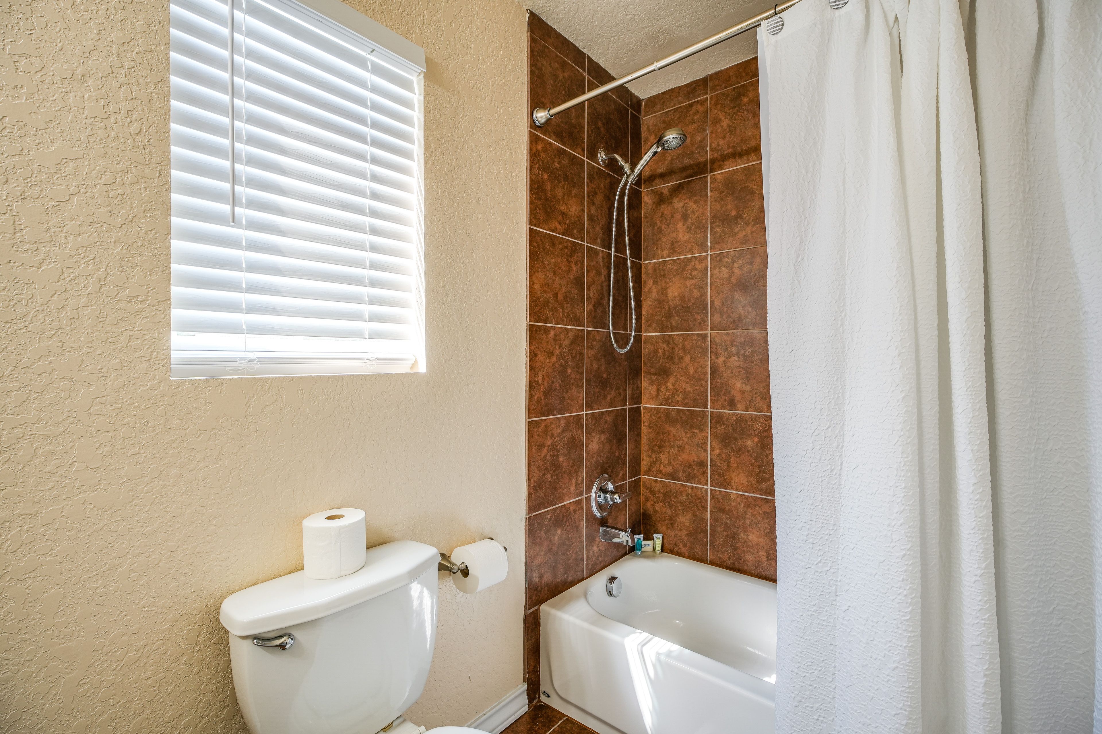 Full Bathroom | Complimentary Toiletries