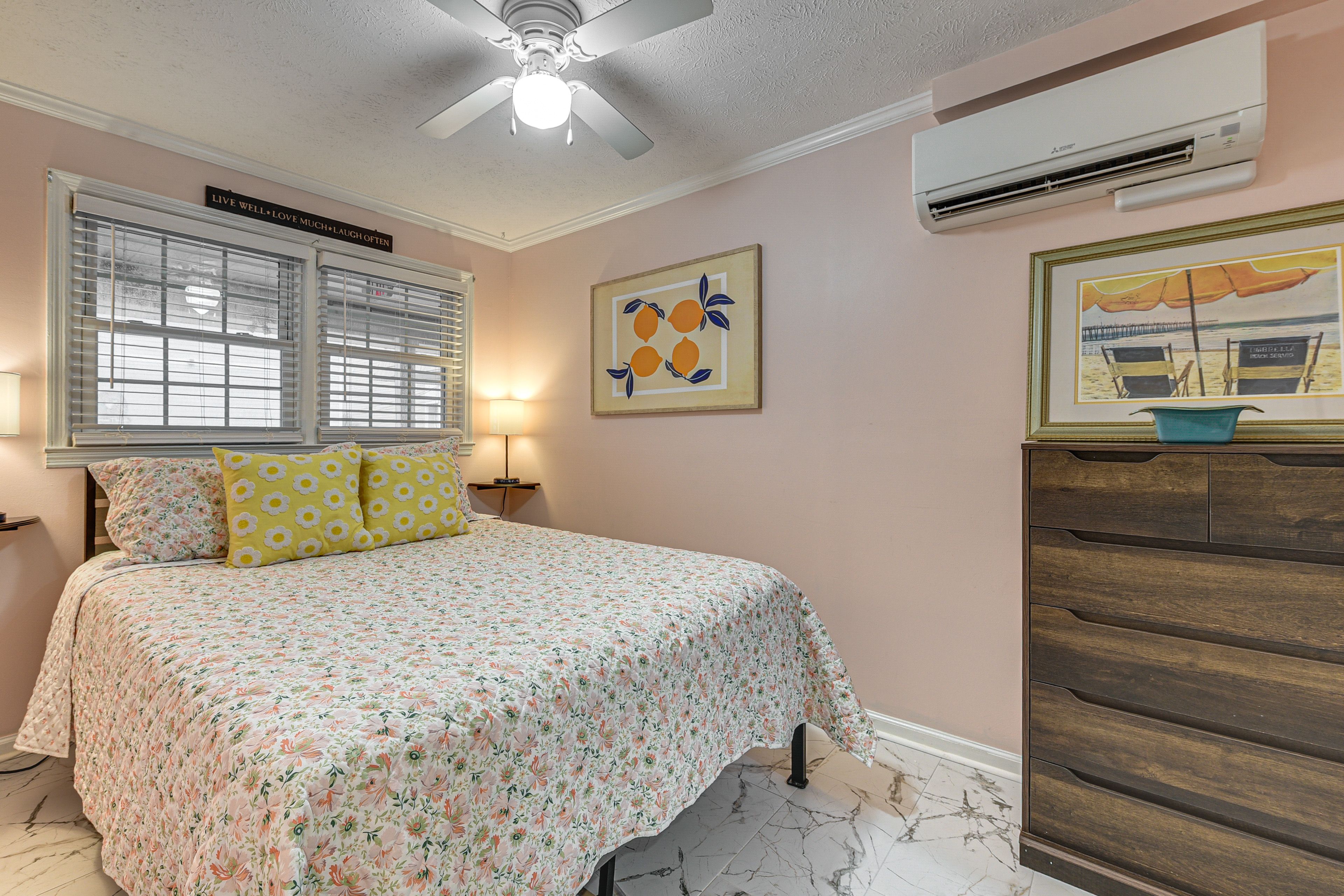 Bedroom | Queen Bed | Linens Provided