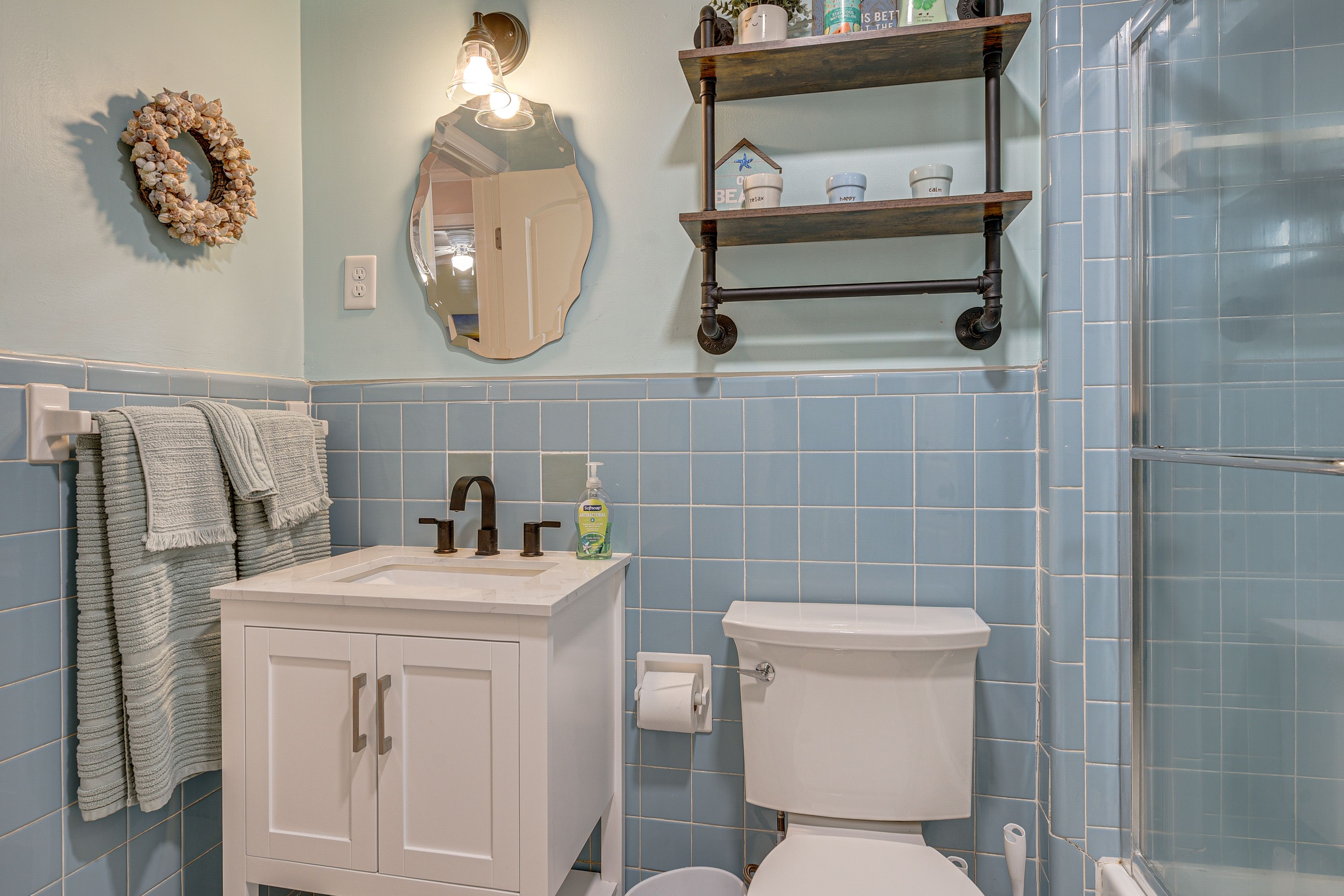 Full Bathroom | Towels Provided