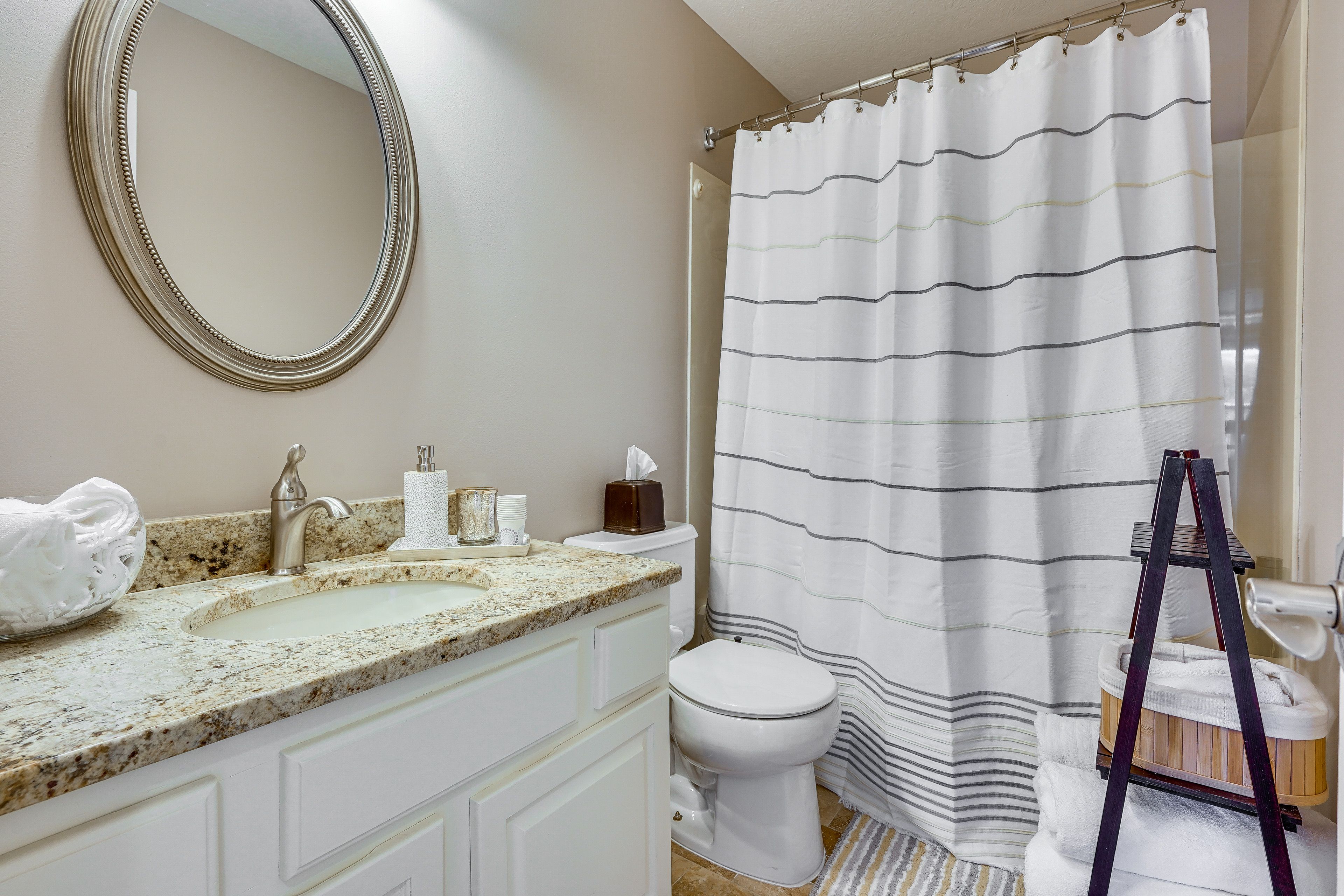 Full Bathroom | Complimentary Toiletries
