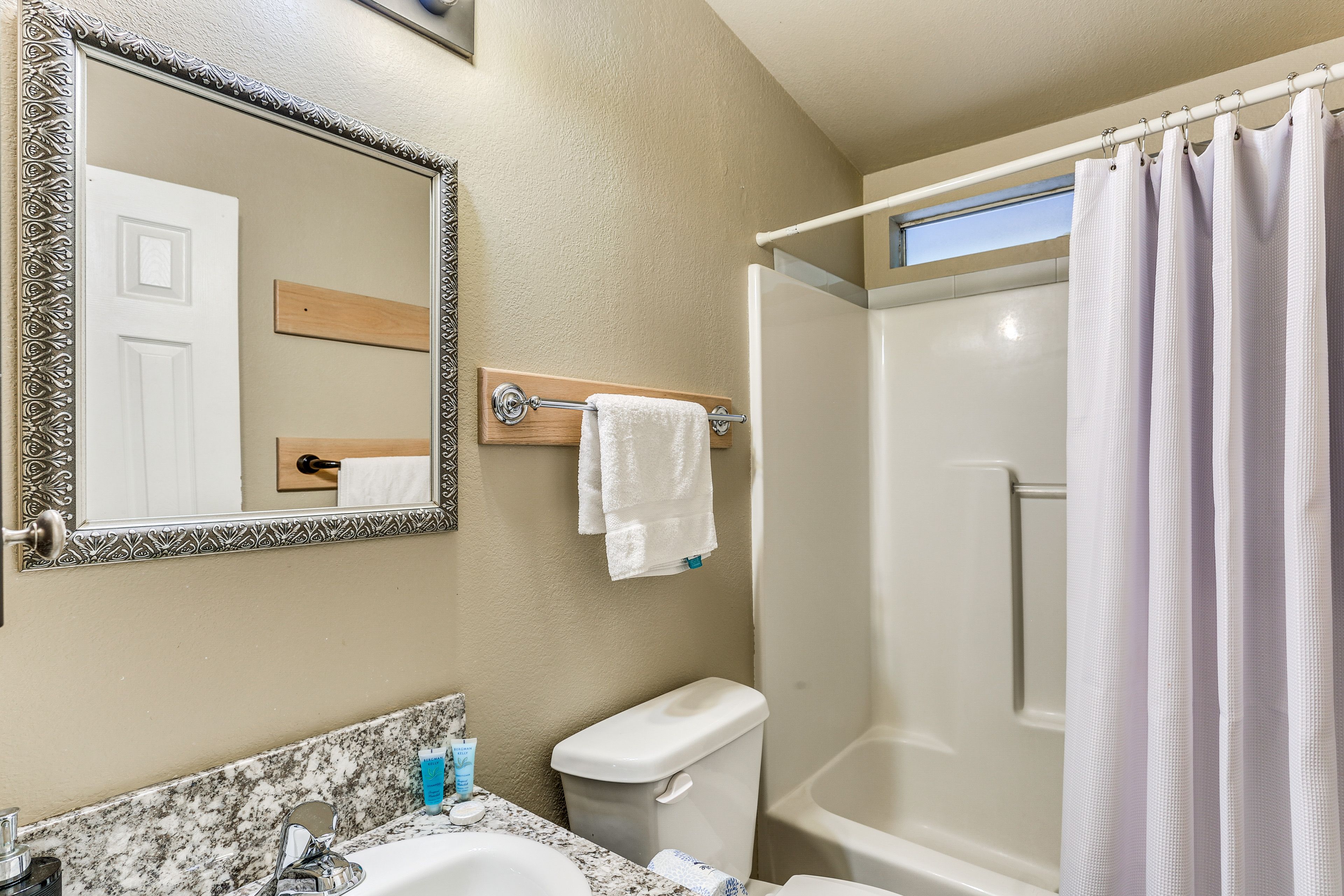 Full Bathroom | Complimentary Toiletries | Hair Dryer