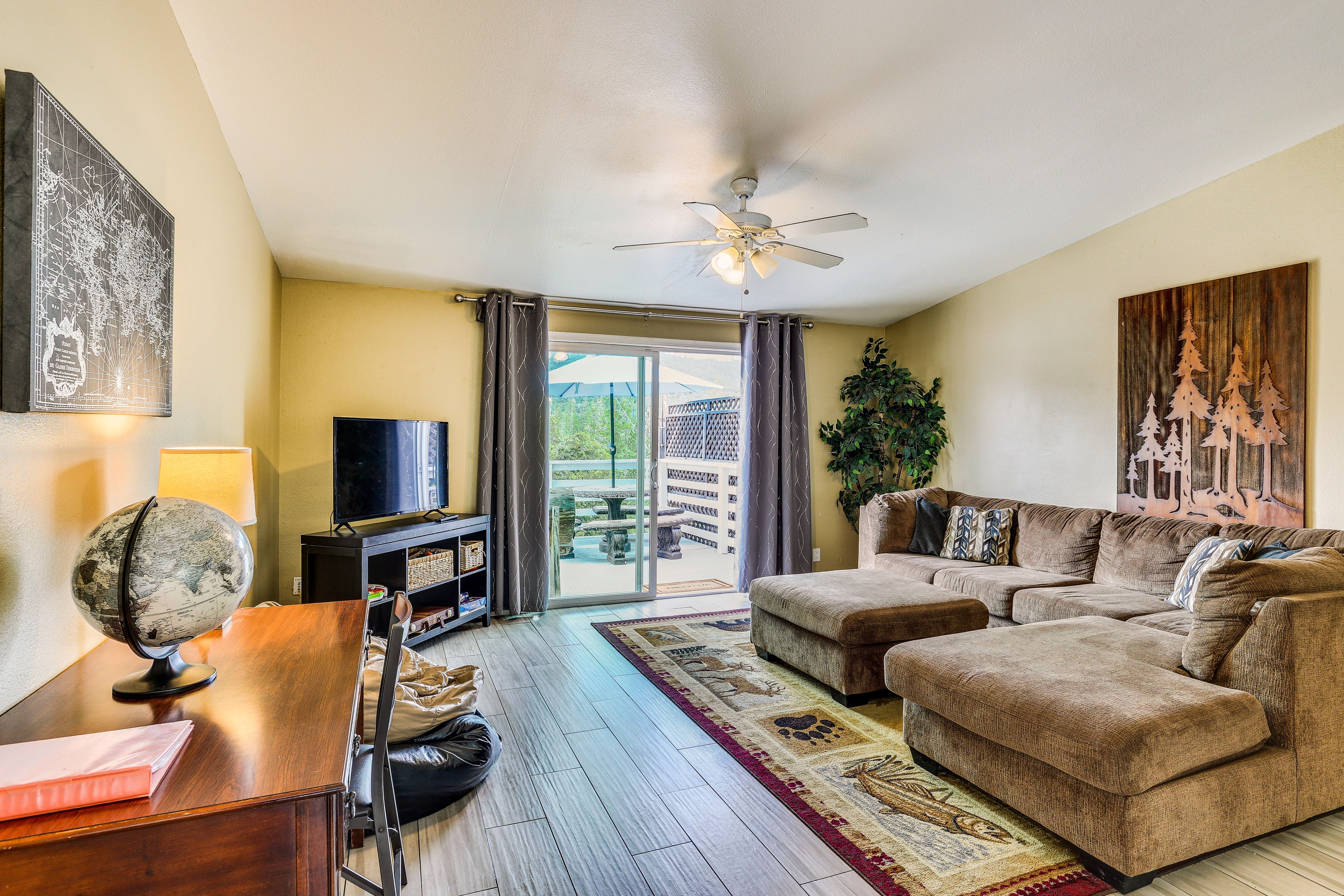 Living Room | Single Story | Free WiFi | Central A/C | Smart TV | Deck Access
