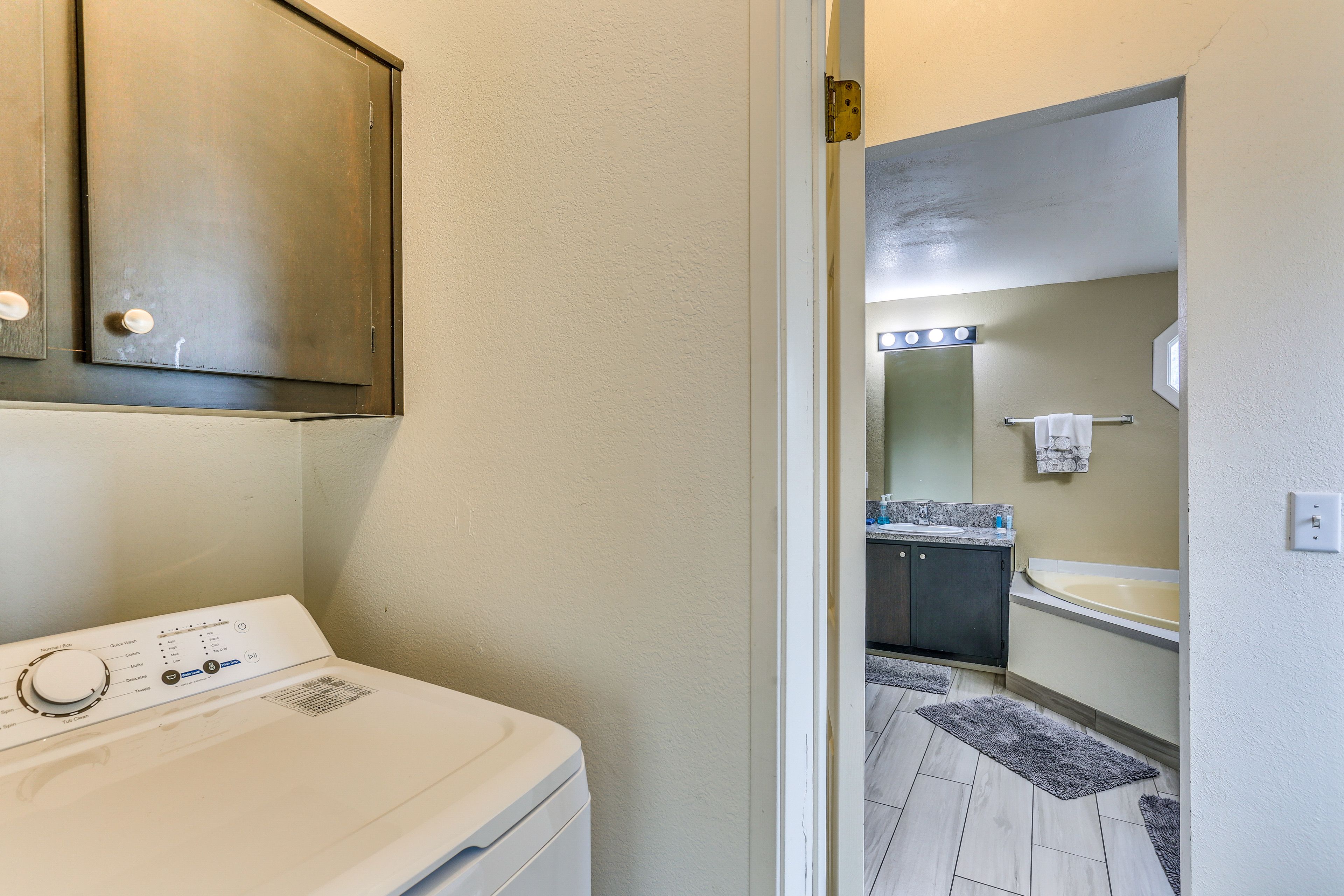 Washer & Dryer | Linens Provided
