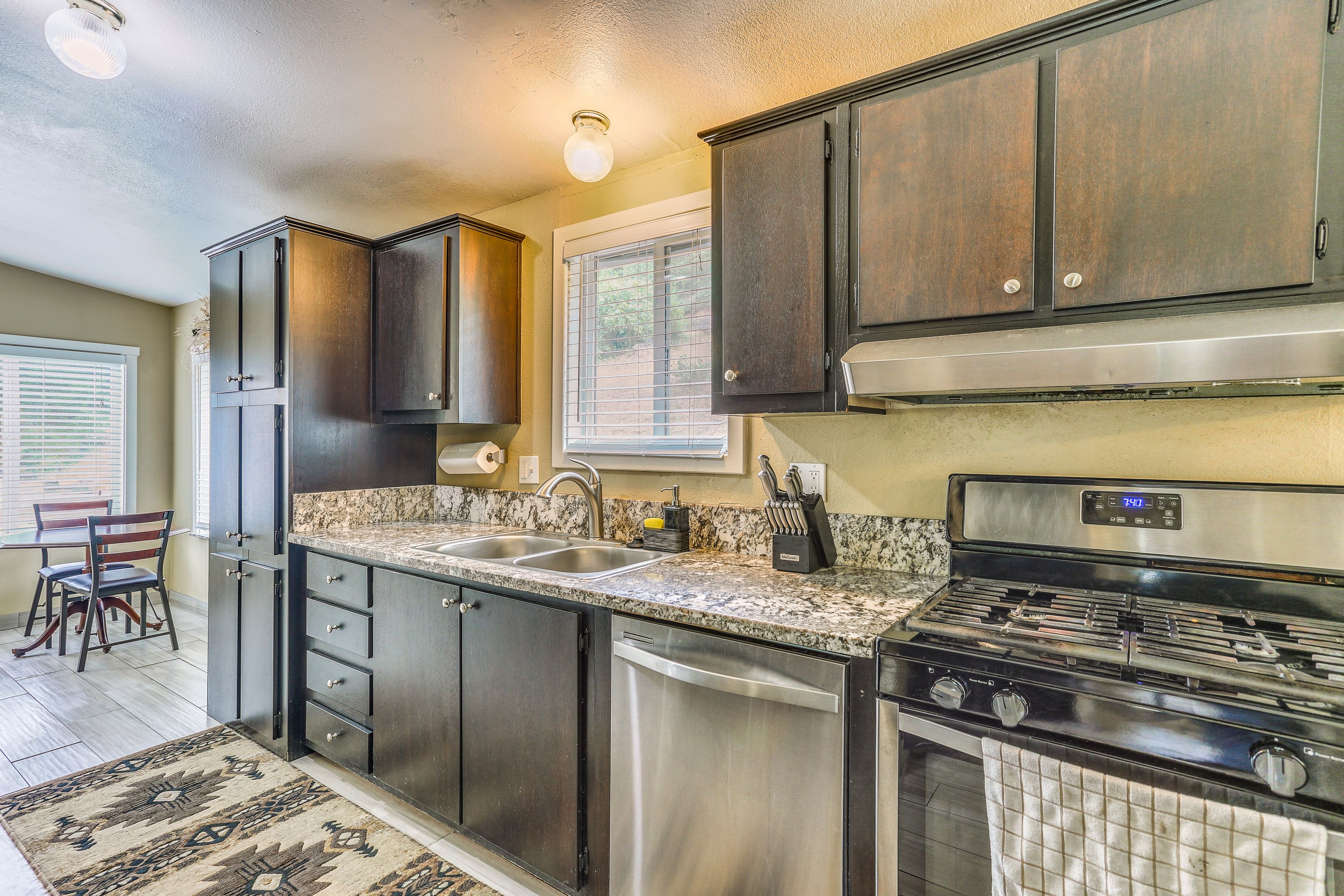 Eat-In Kitchen