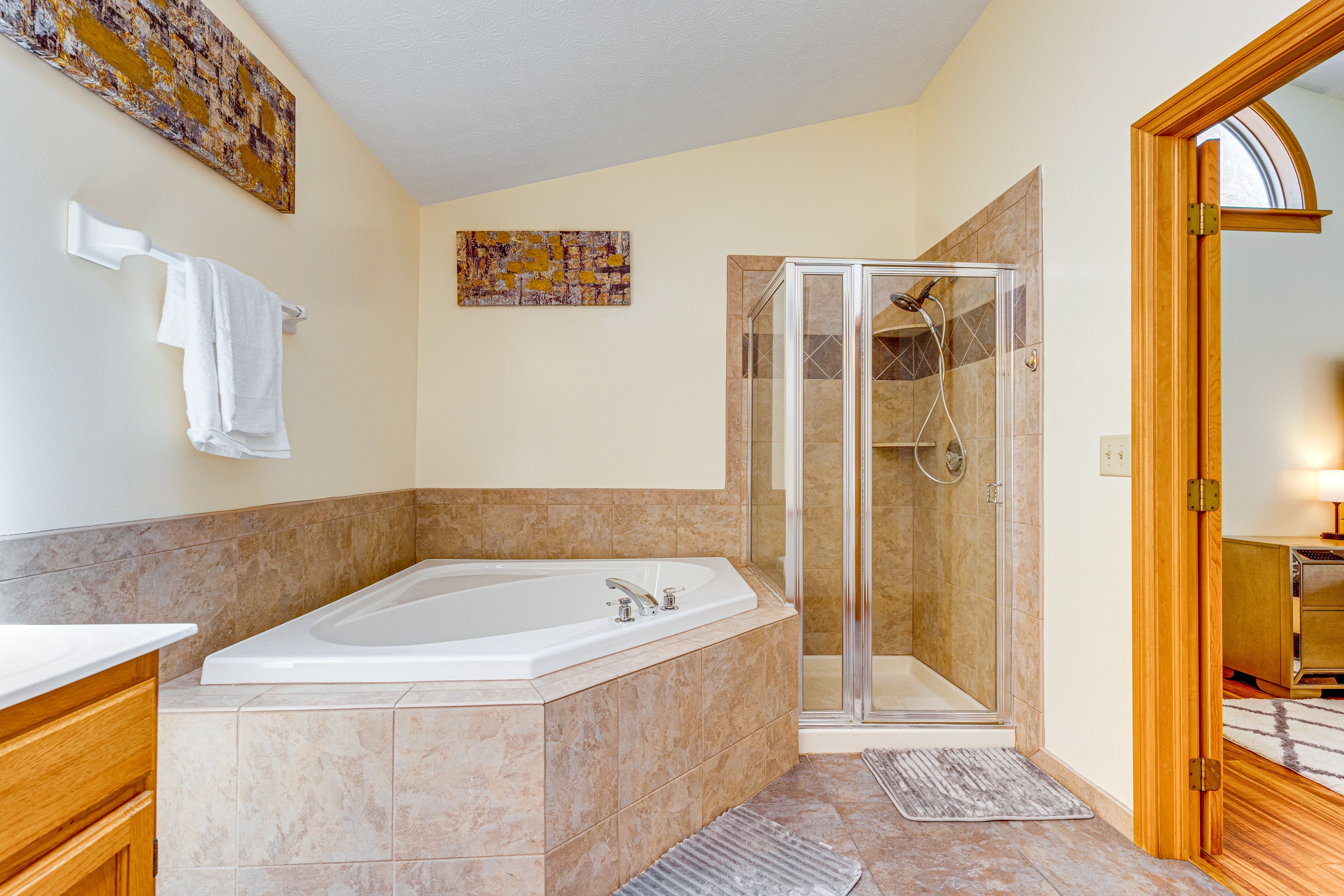 En-Suite Bathroom | 2nd Floor | Jetted Tub | Towels Provided