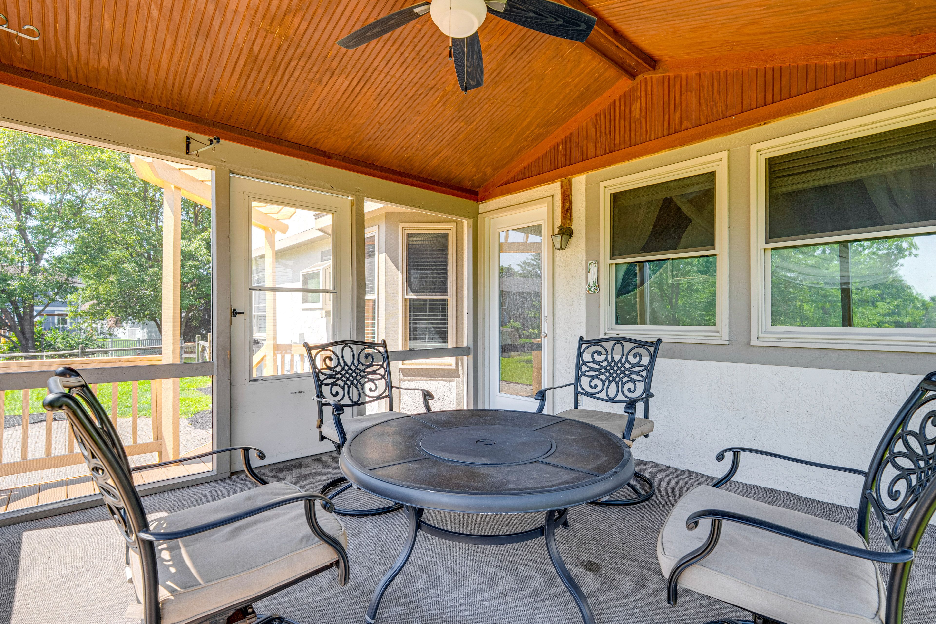 Screened Porch | Dining Area
