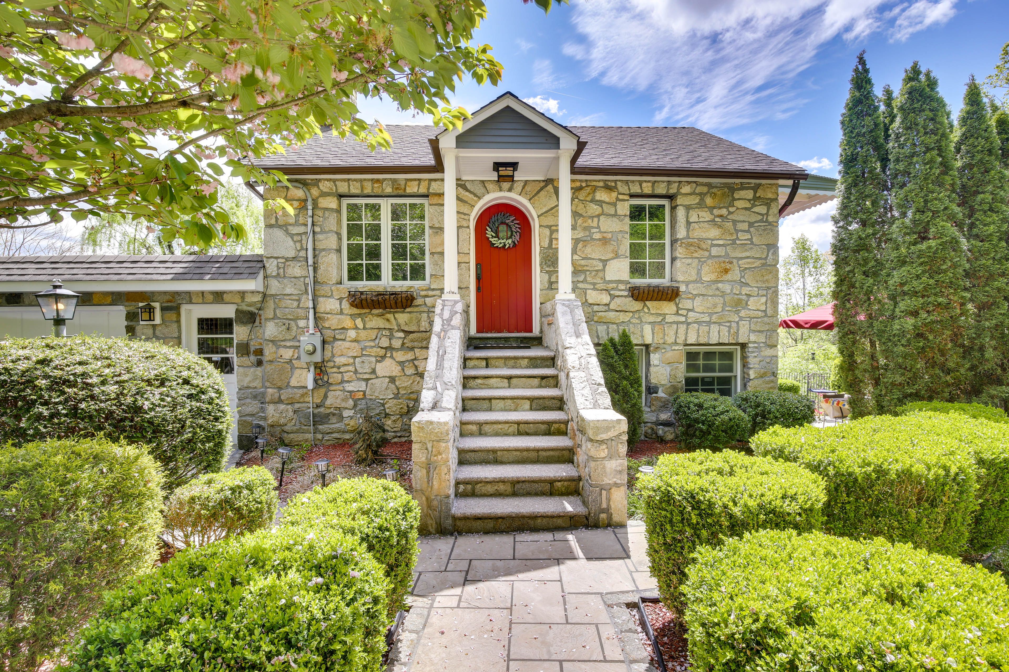 Cottage Exterior | Parking | Driveway (1 Vehicle) | Side of House (1 Vehicle)