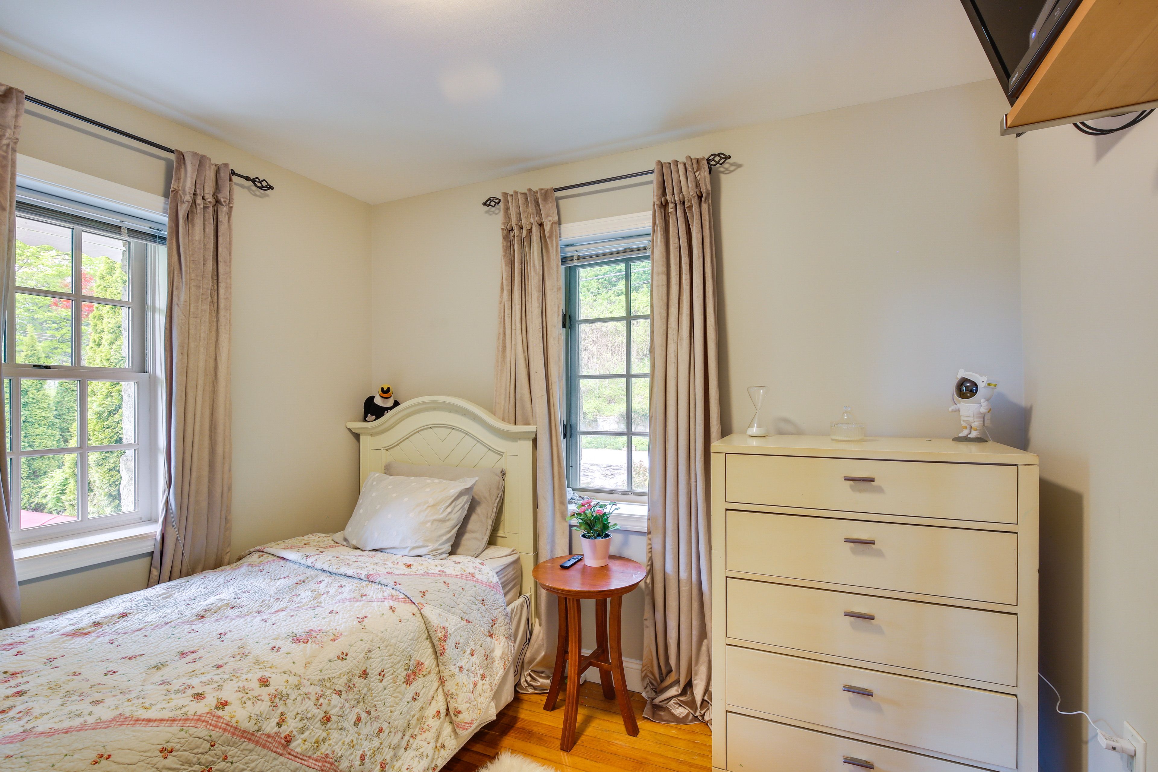 Bedroom 2 | Twin Bed | Smart TV