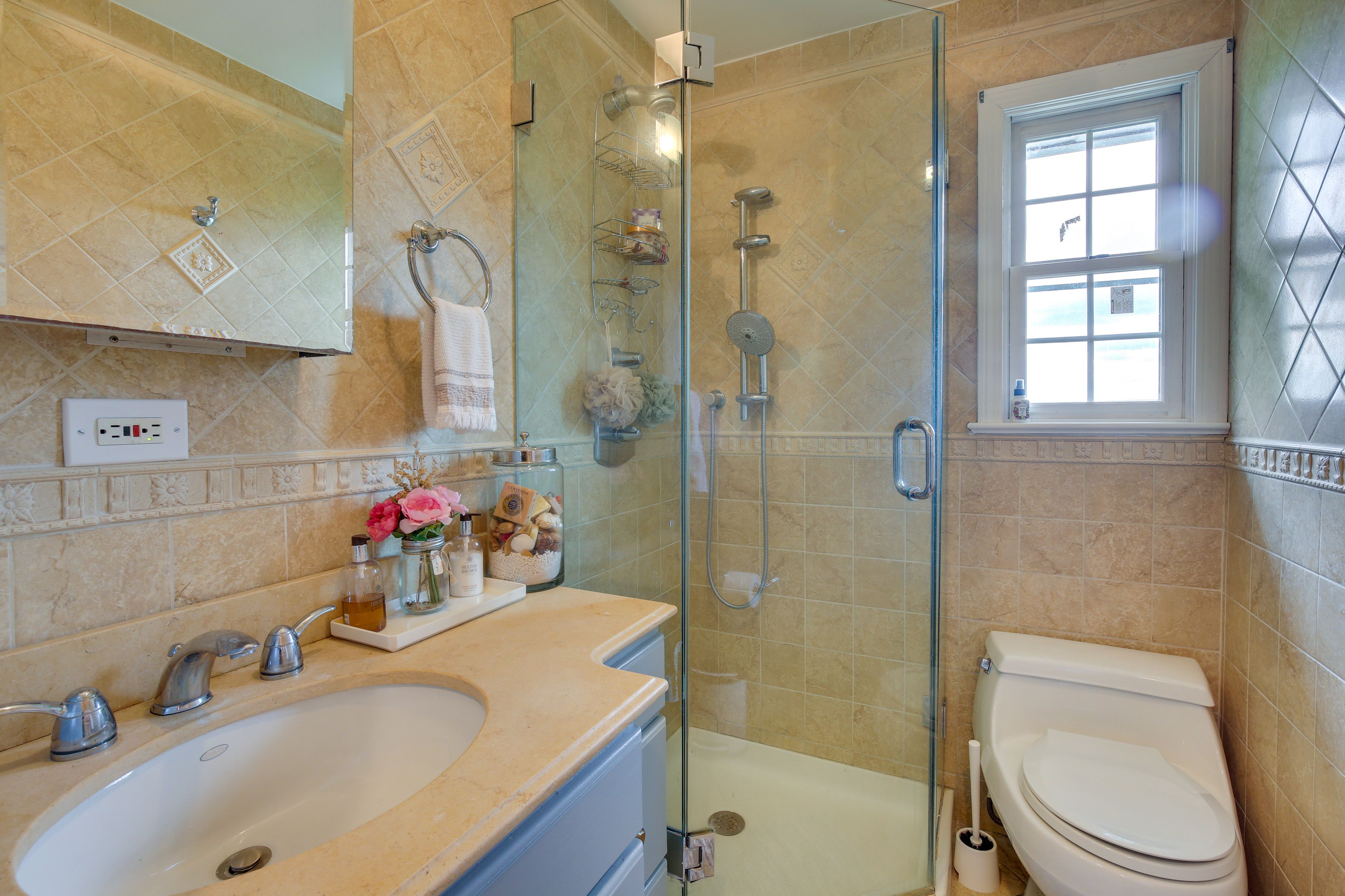 Full Bathroom | Towels Provided
