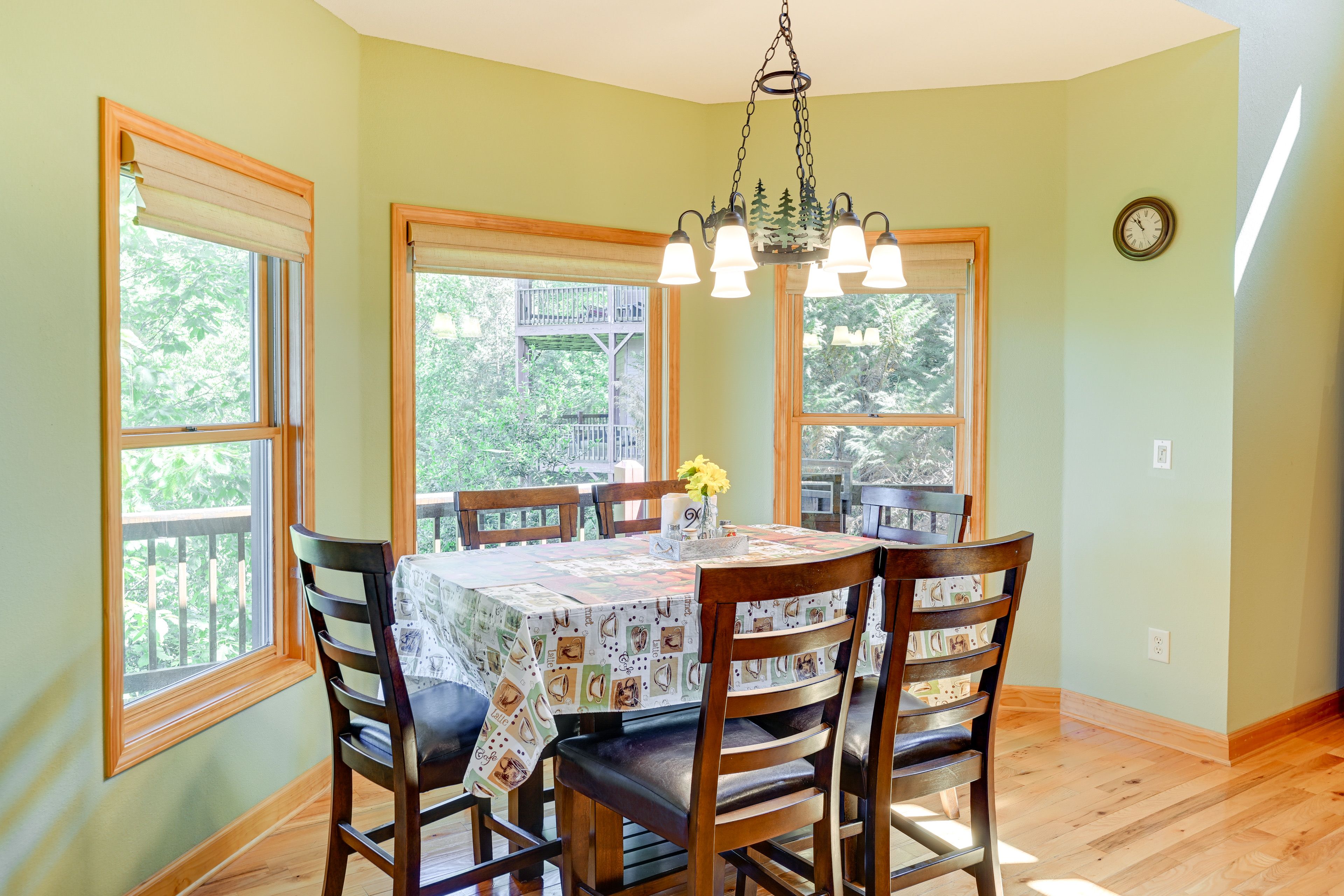 Dining Area | Dishware/Flatware Provided