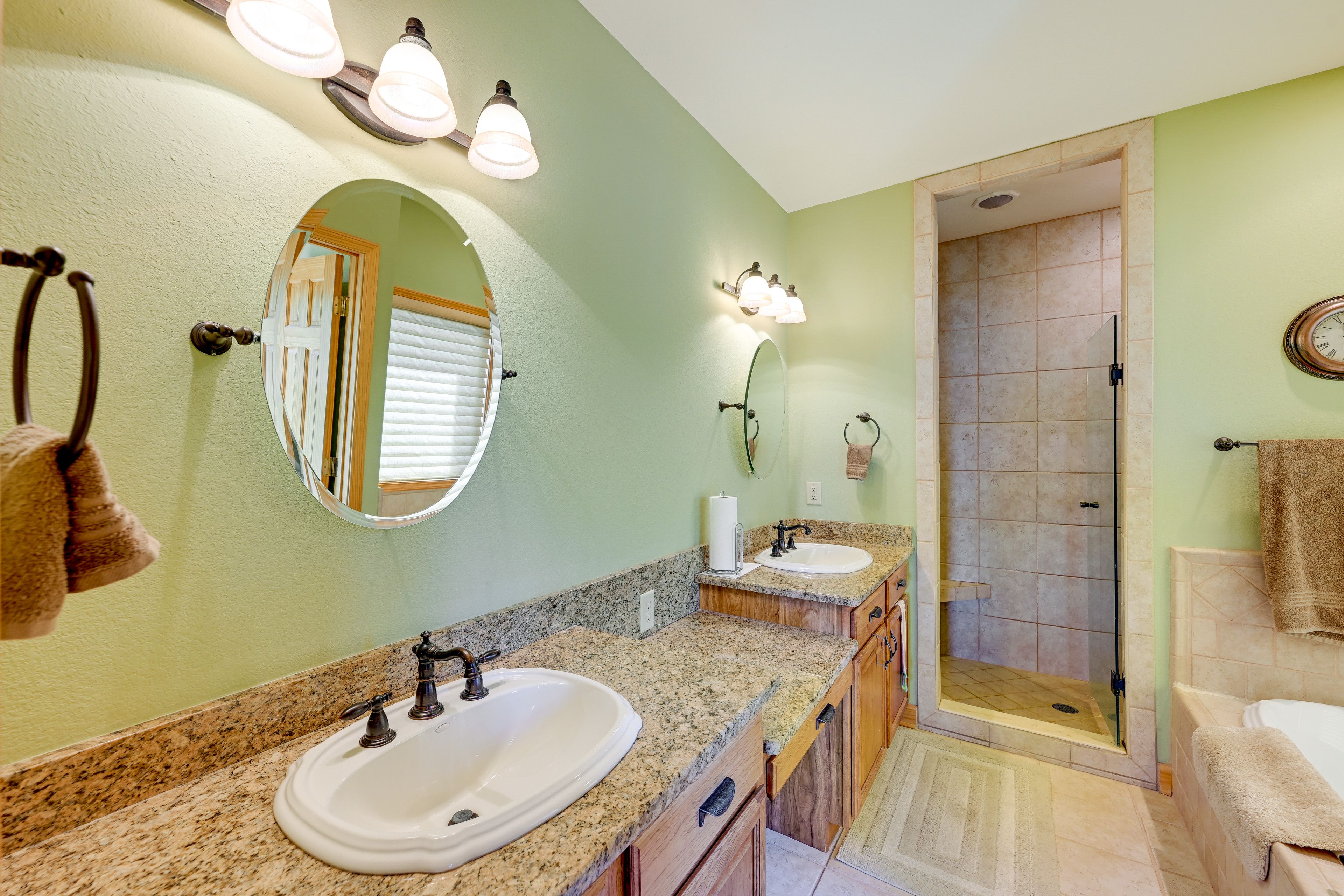 Bathroom | Complimentary Toiletries | Towels Provided